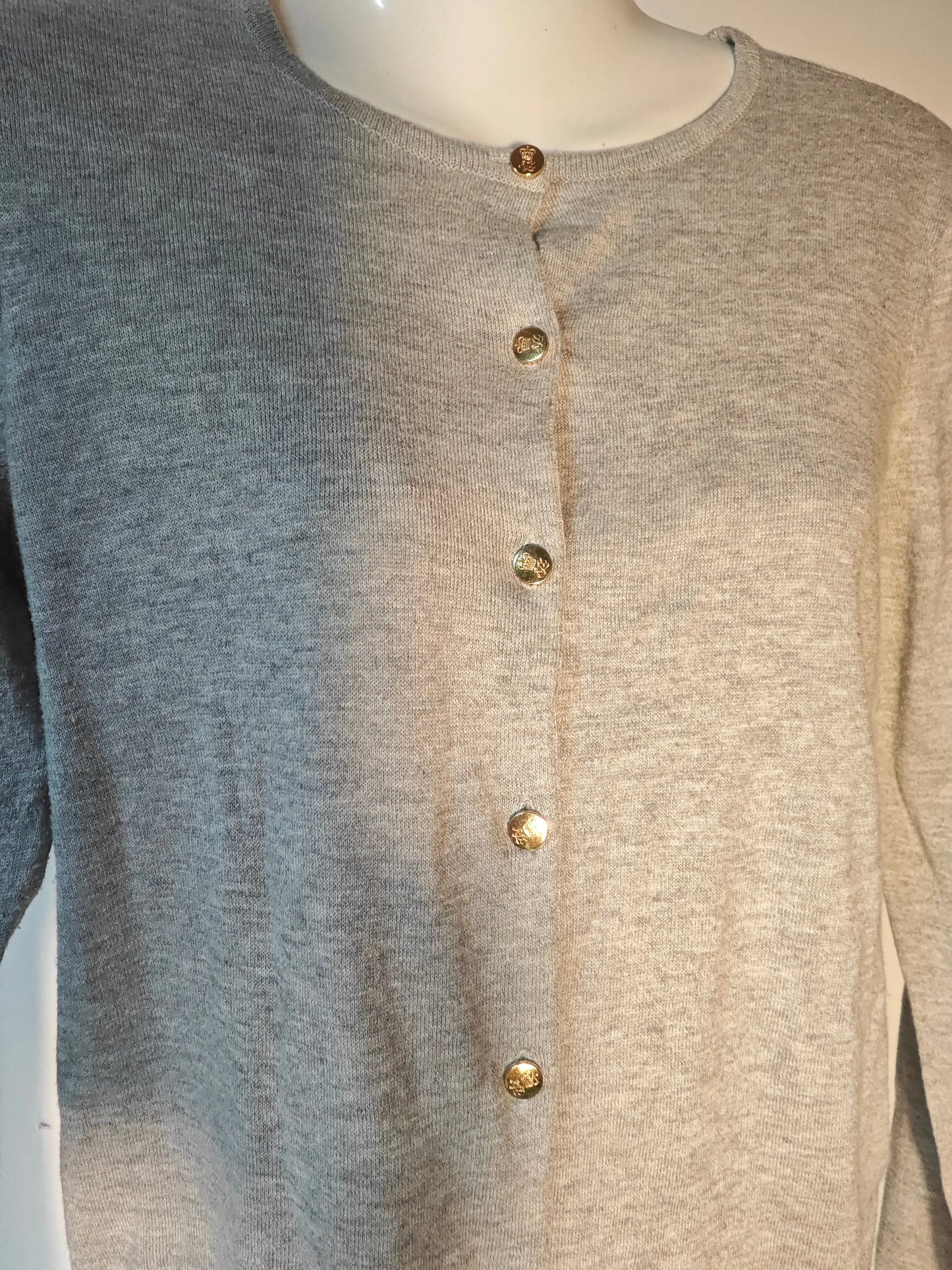 Cardigan gris Lauren Ralph Lauren avec boutons dorés.