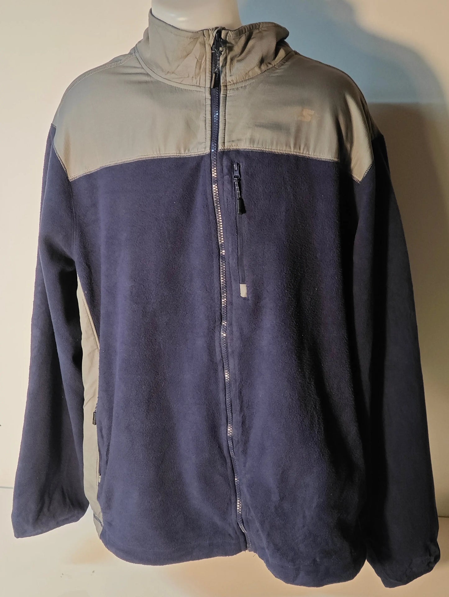 Veste polaire Skechers homme bicolore bleu marine et gris par Sketchers, taille 2XL, avec fermeture éclair centrale.
