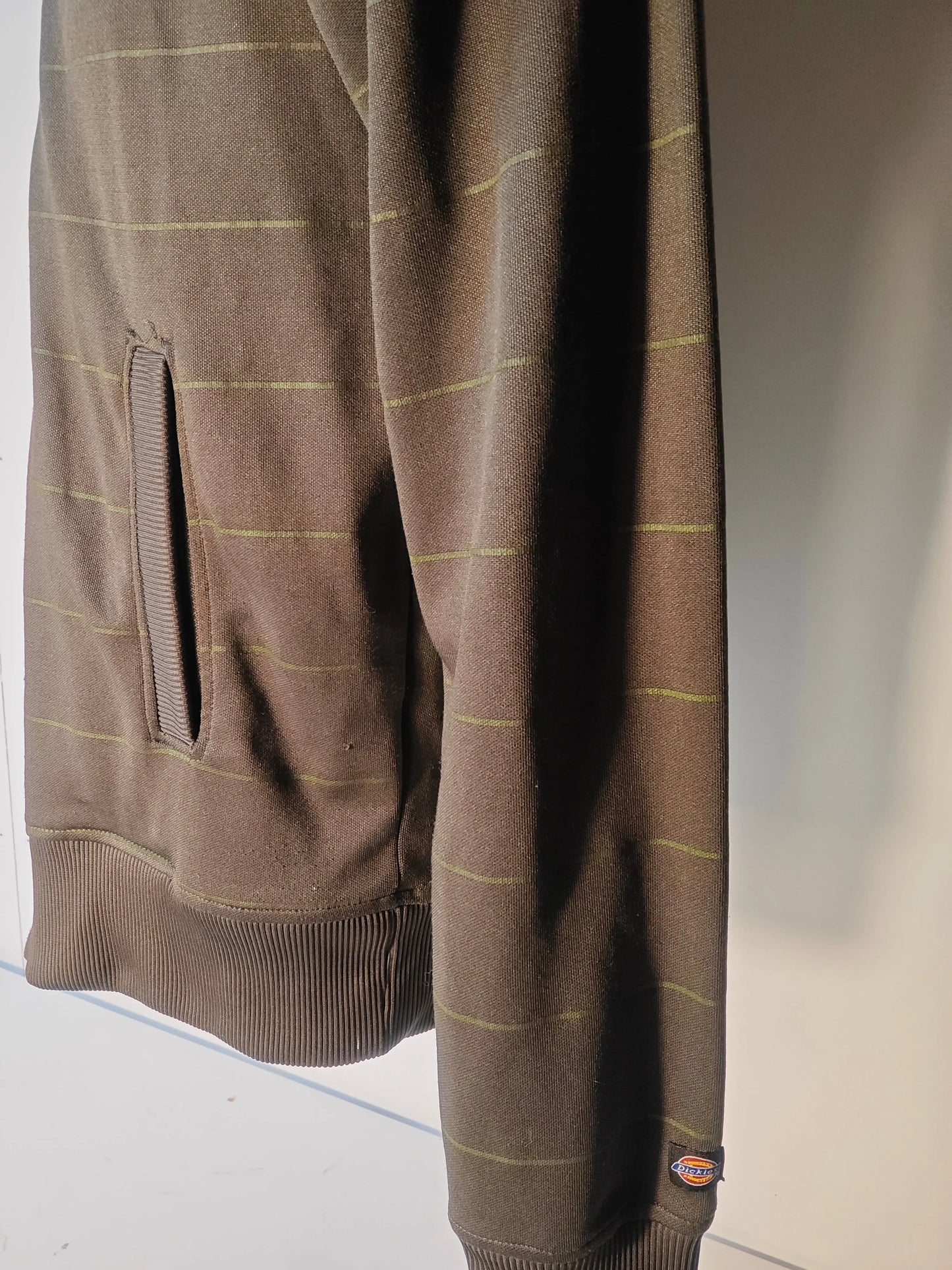 Veste sweat zippée marron rayée par Dickies, avec poche latérale et bords-côtes.