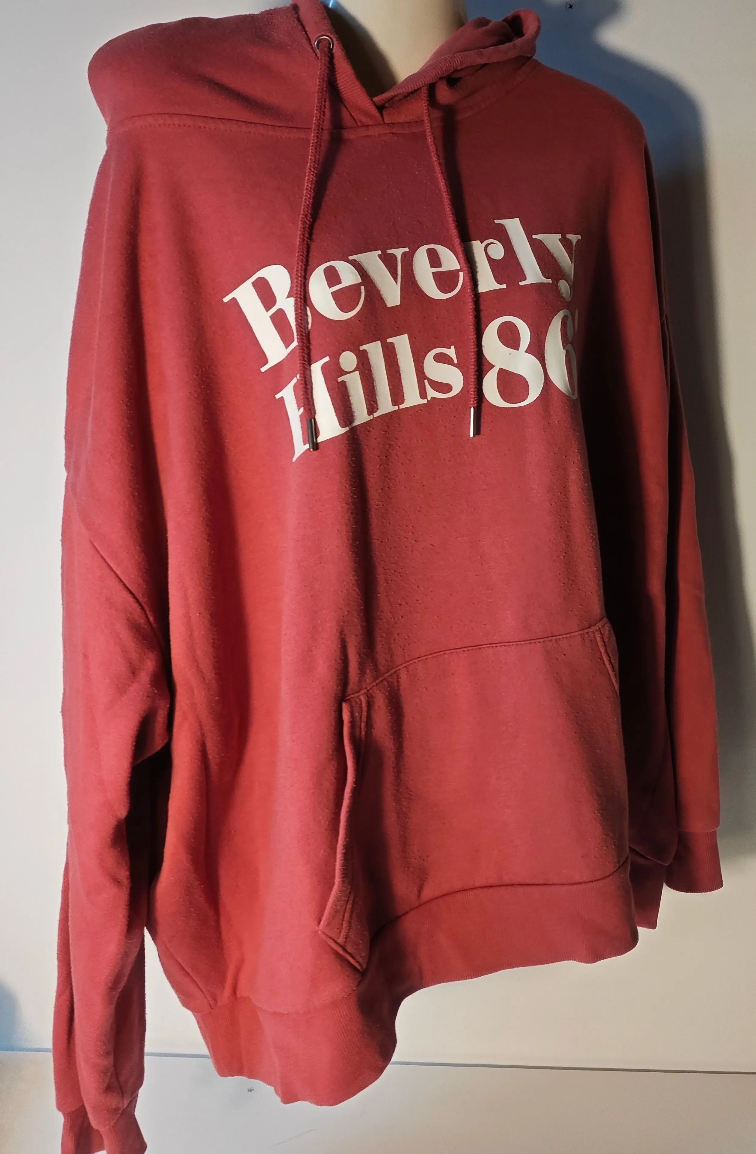 Sweat à capuche oversize couleur framboise de Primark, avec l'inscription « Beverly Hills 86 » en blanc.