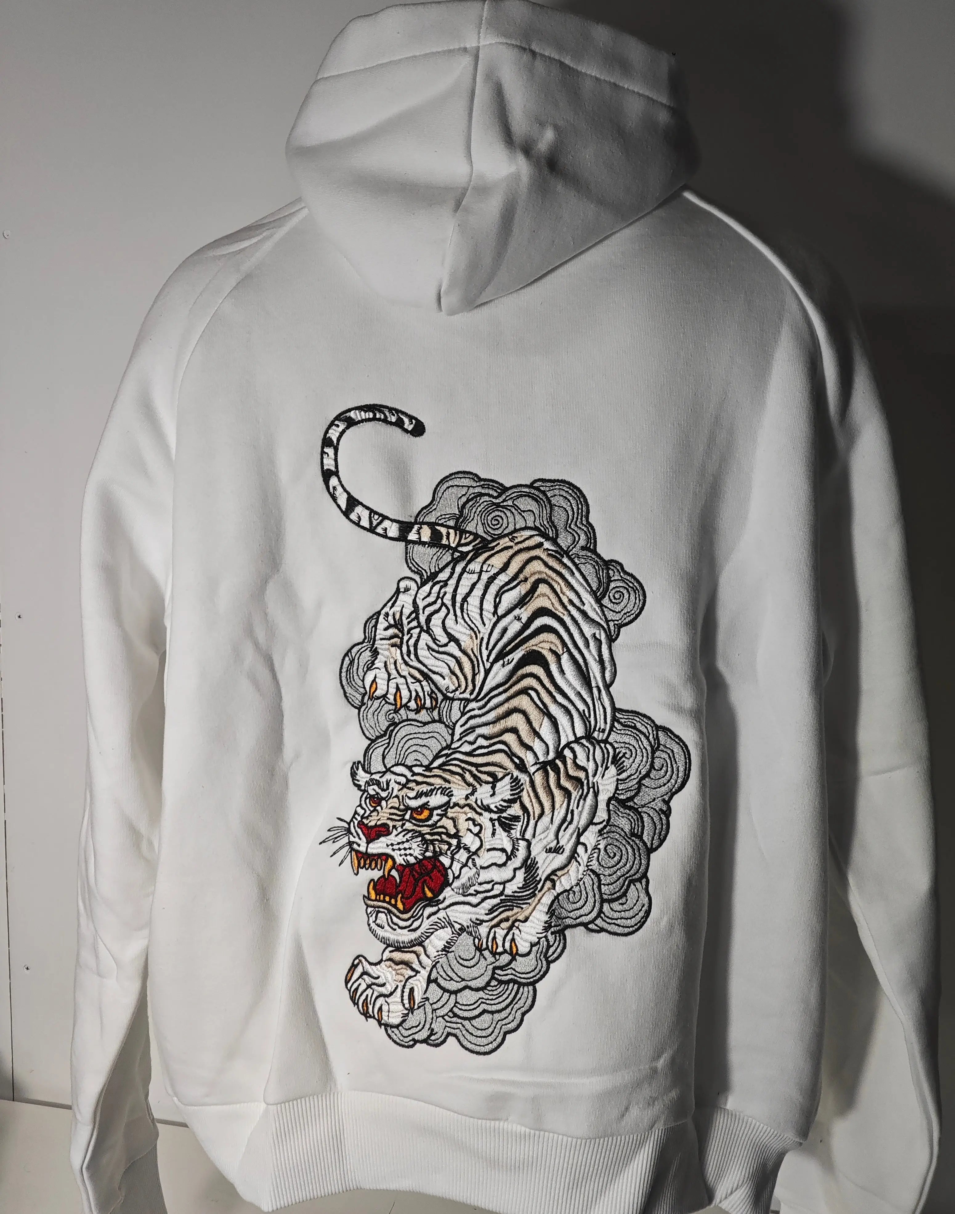 Sweat à capuche blanc AOTS avec broderie de tigre japonais sur le dos.
