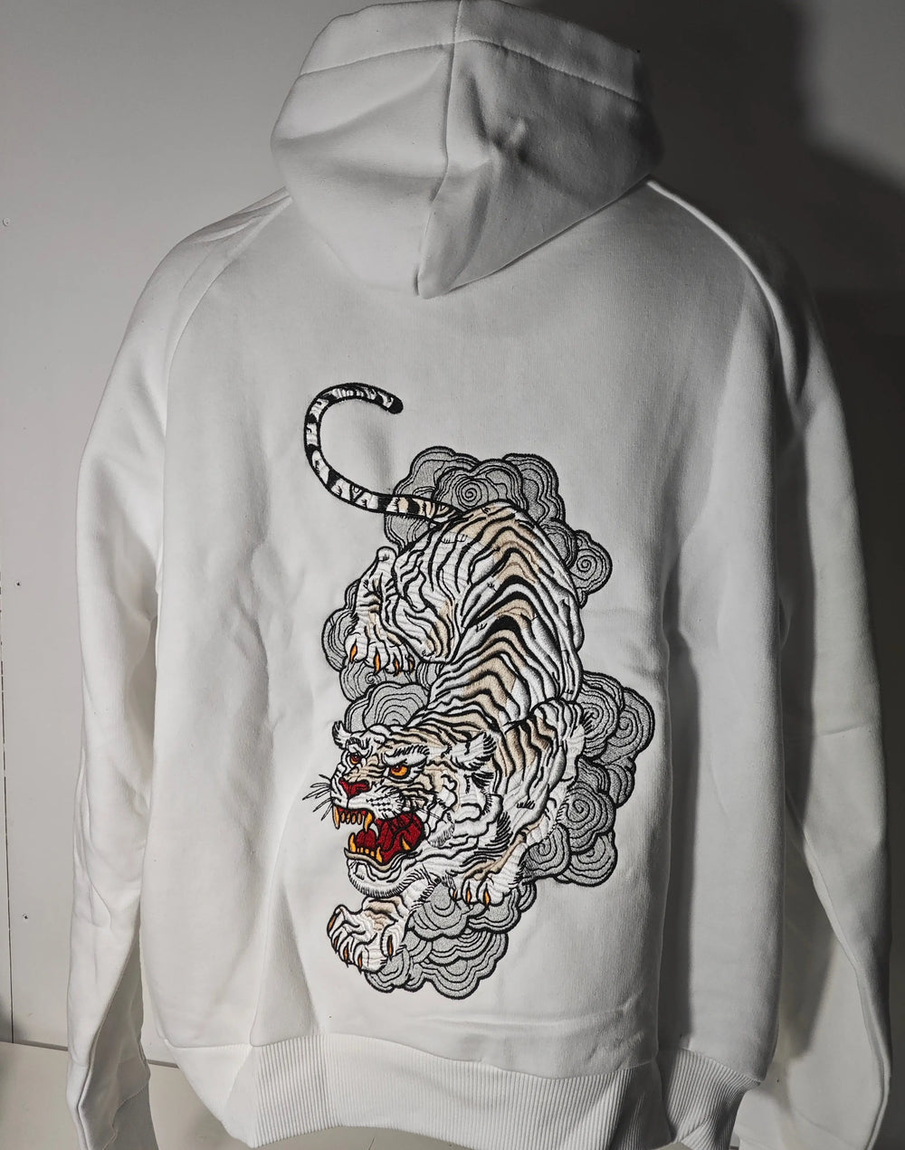 Sweat à capuche blanc AOTS avec broderie de tigre japonais sur le dos.