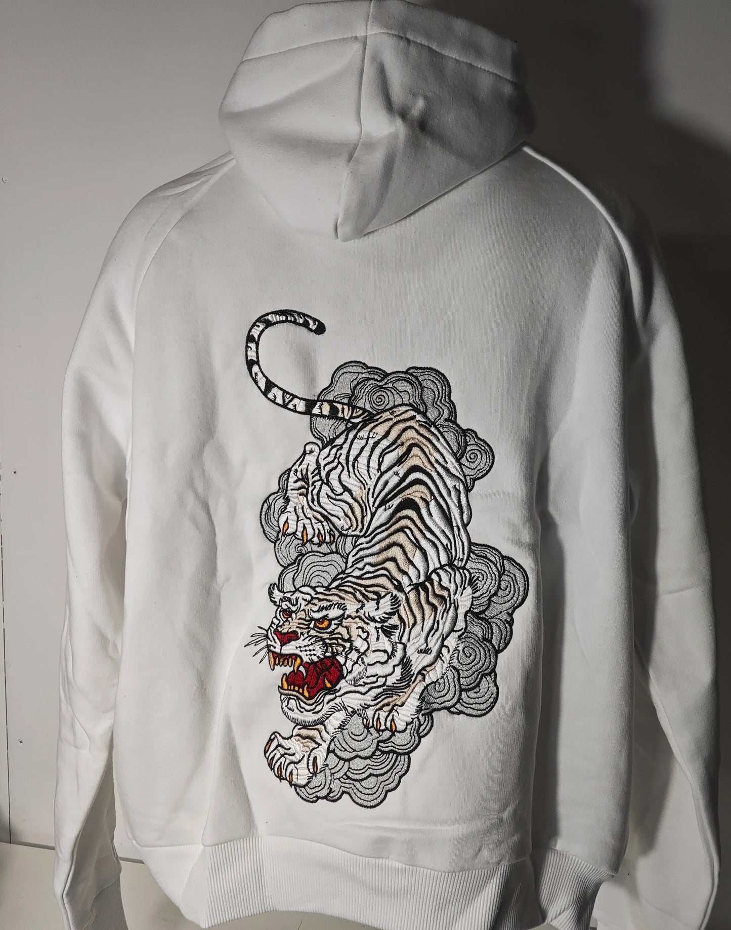 Sweat à capuche blanc AOTS avec broderie de tigre japonais sur le dos.