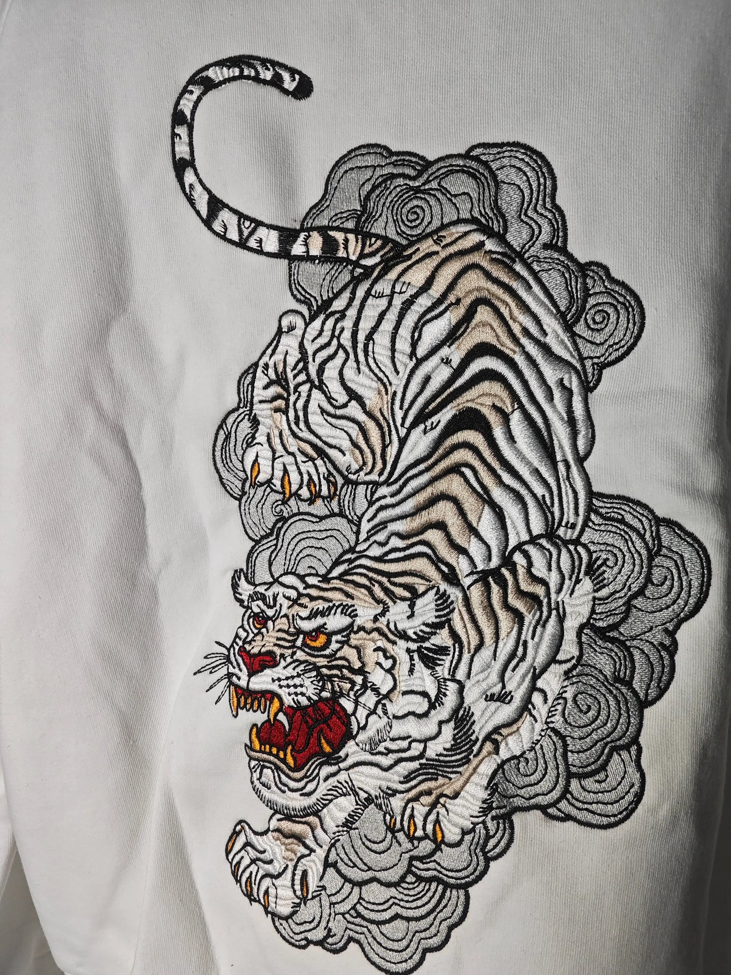 Sweat à capuche blanc de AOTS avec broderie d'un tigre blanc dans un style japonais.