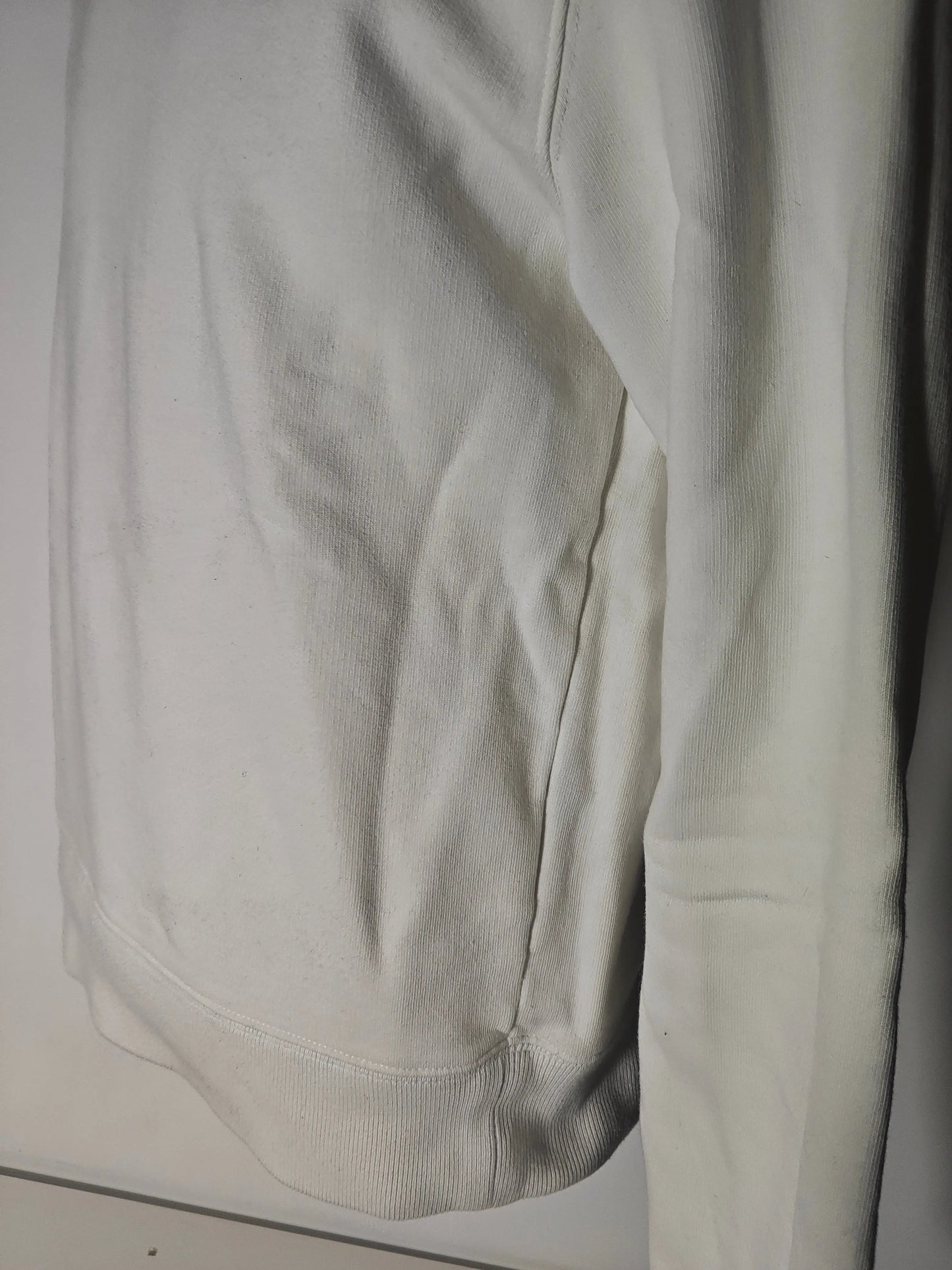 Sweatshirt blanc, Off-White™, avec motif flèches rouges dans le dos, en tissu texturé, manche longue.