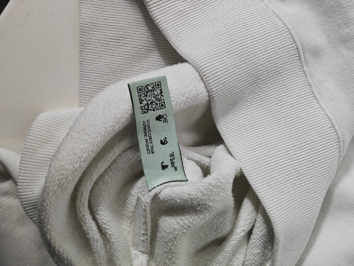 Sweat-shirt blanc à capuche de Off-White™, avec étiquette d'authentification à motifs et détails de cordon.