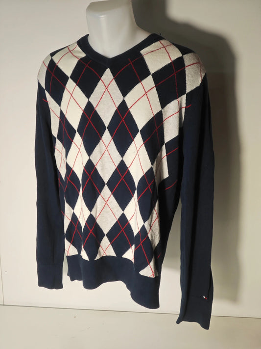 Pull en coton pima à motif losanges par Tommy Hilfiger, avec des losanges marine, blancs et rouges.