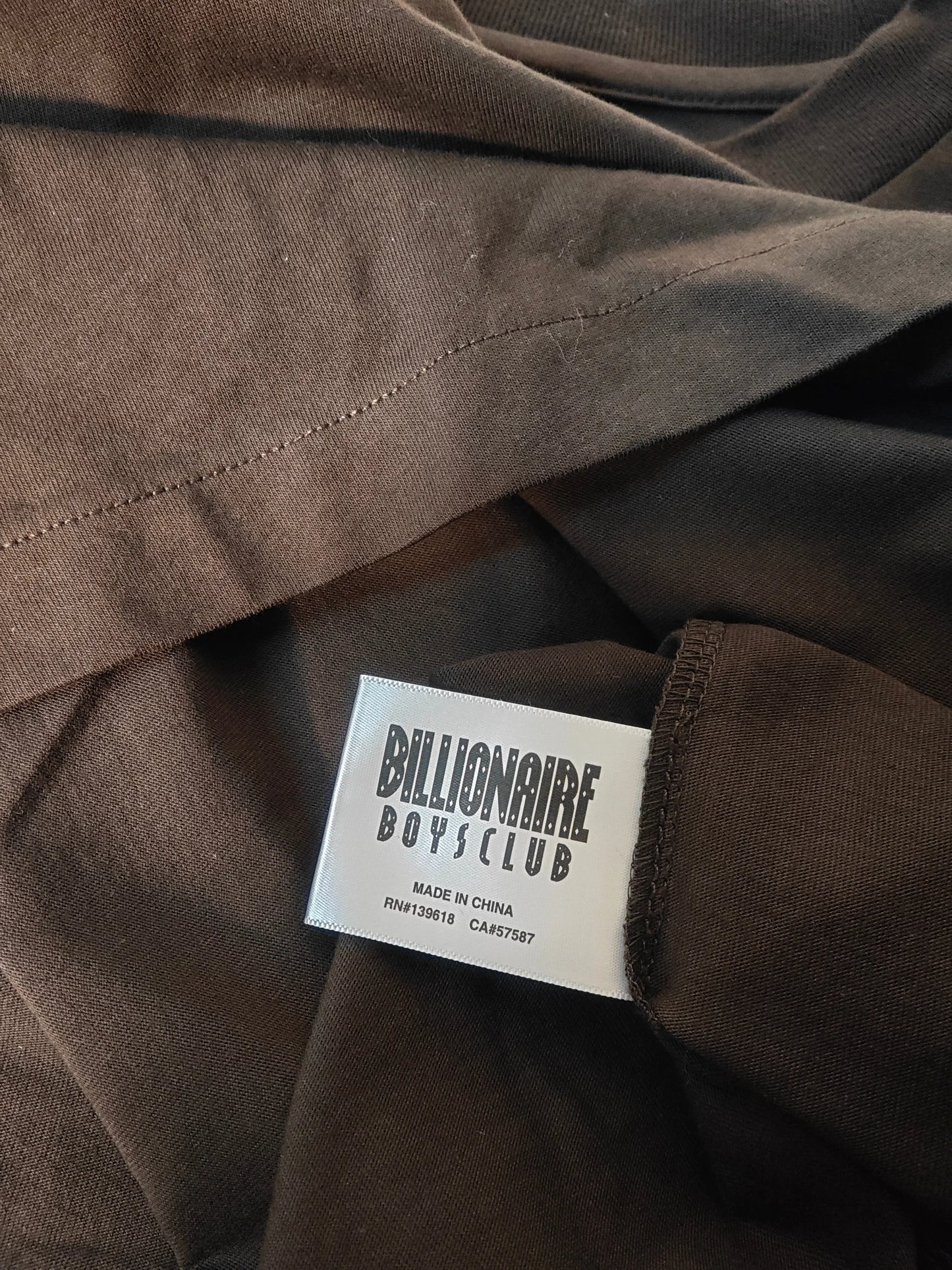 T-shirt marron de Billionaire Boys Club, étiquette apparente avec information sur la fabrication.
