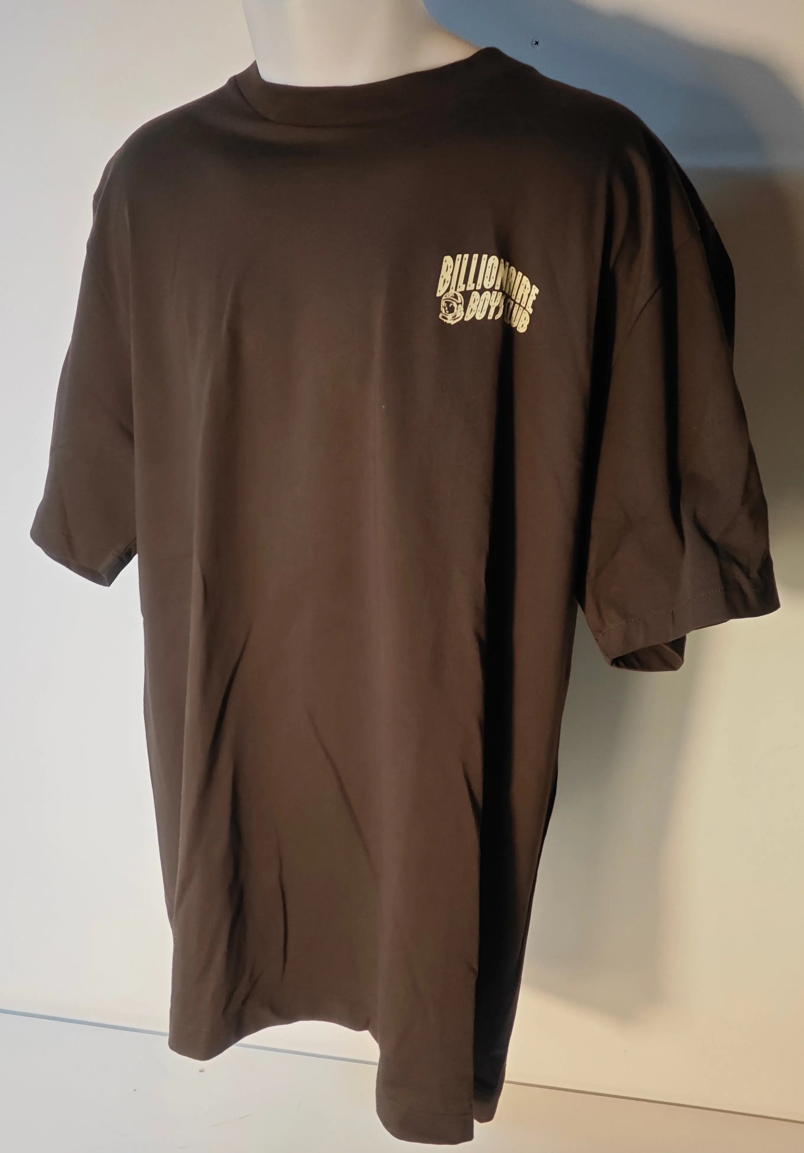 T-shirt marron de Billionaire Boys Club, avec logo de la marque sur le devant.