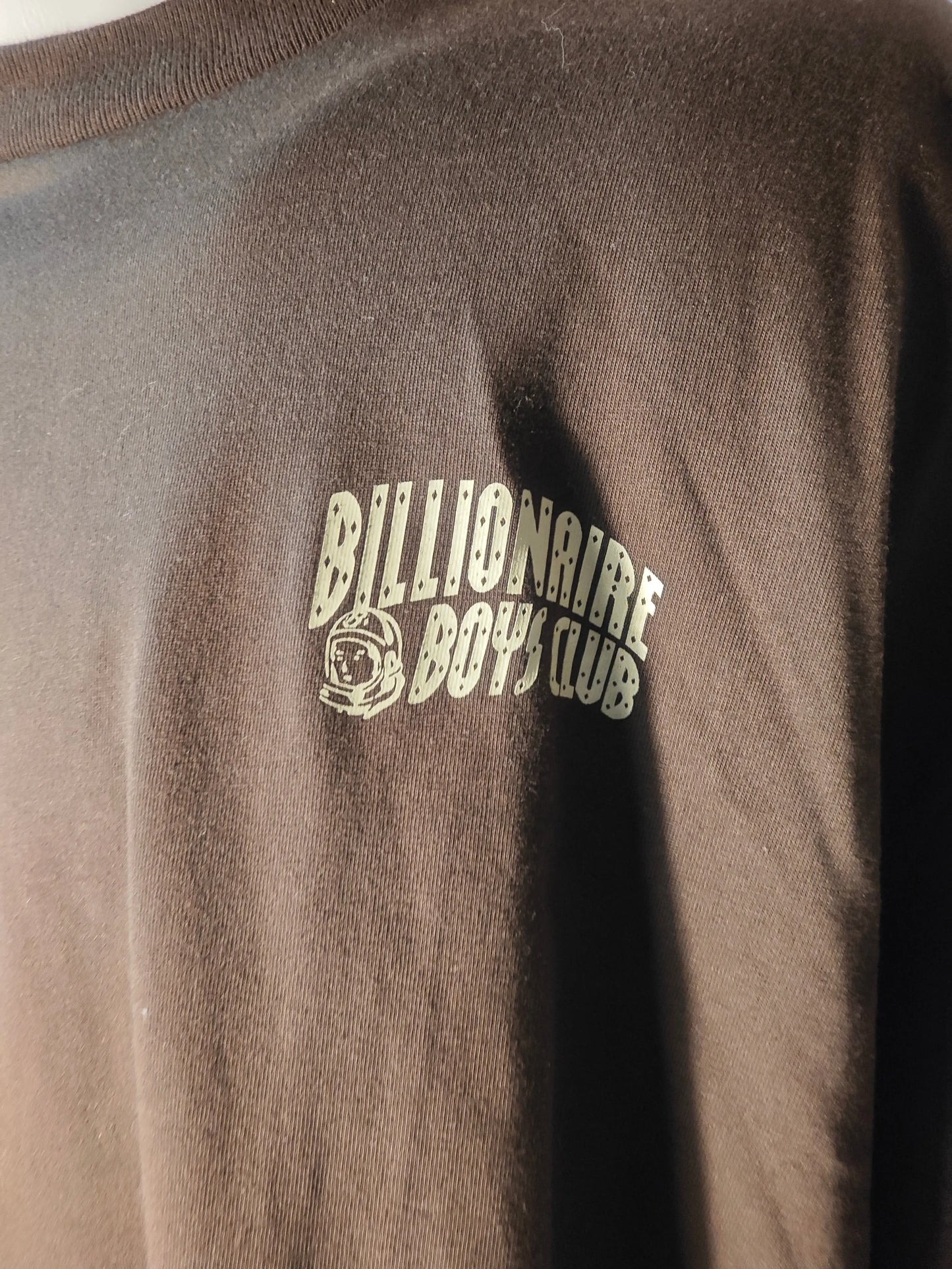 T-shirt marron de Billionaire Boys Club avec logo sur le devant et coupe décontractée.