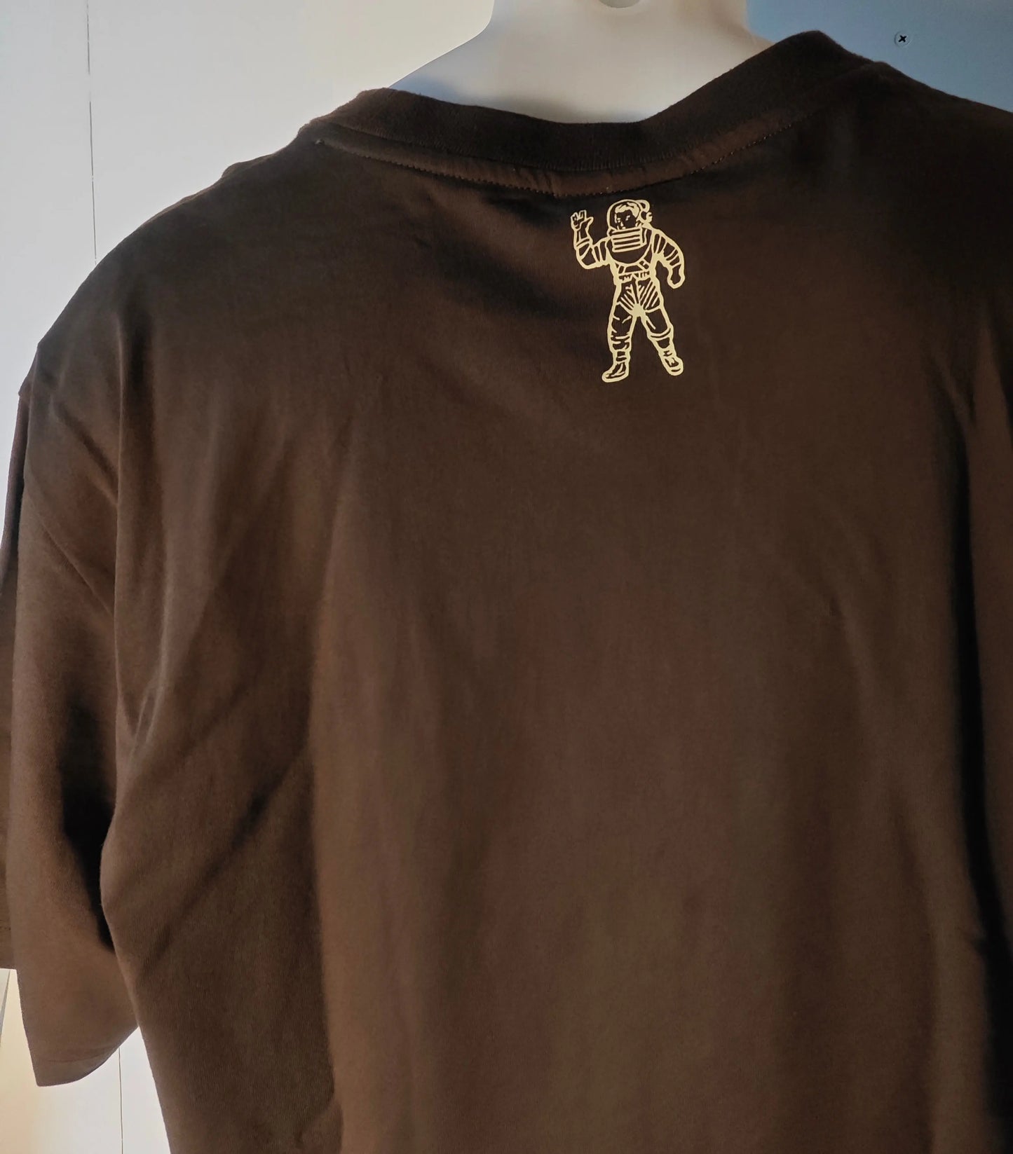 T-shirt marron de Billionaire Boys Club avec logo astronaute doré imprimé au dos.