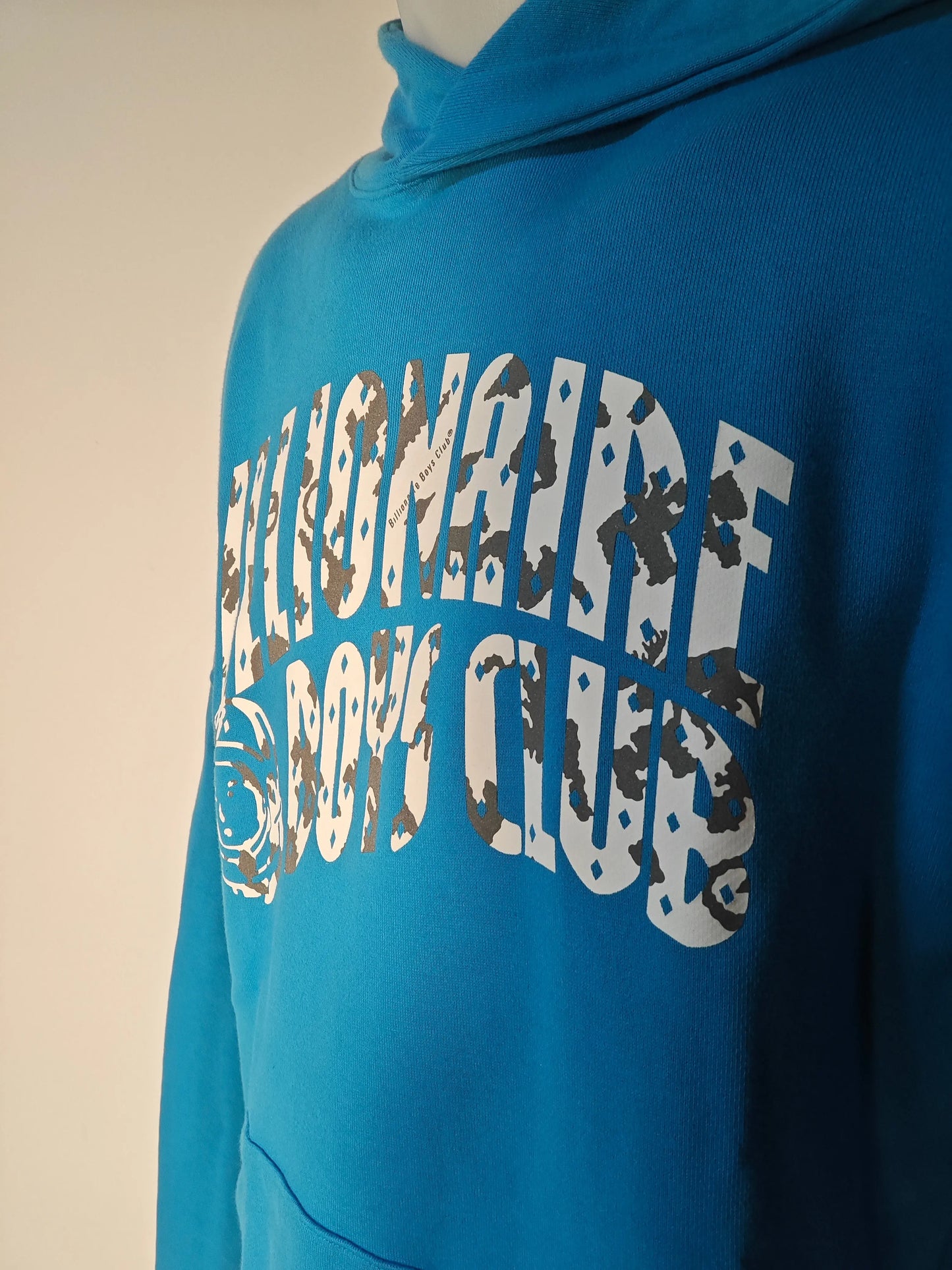 Sweat bleu de Billionaire Boys Club avec un grand logo imprimé sur le devant et une capuche.