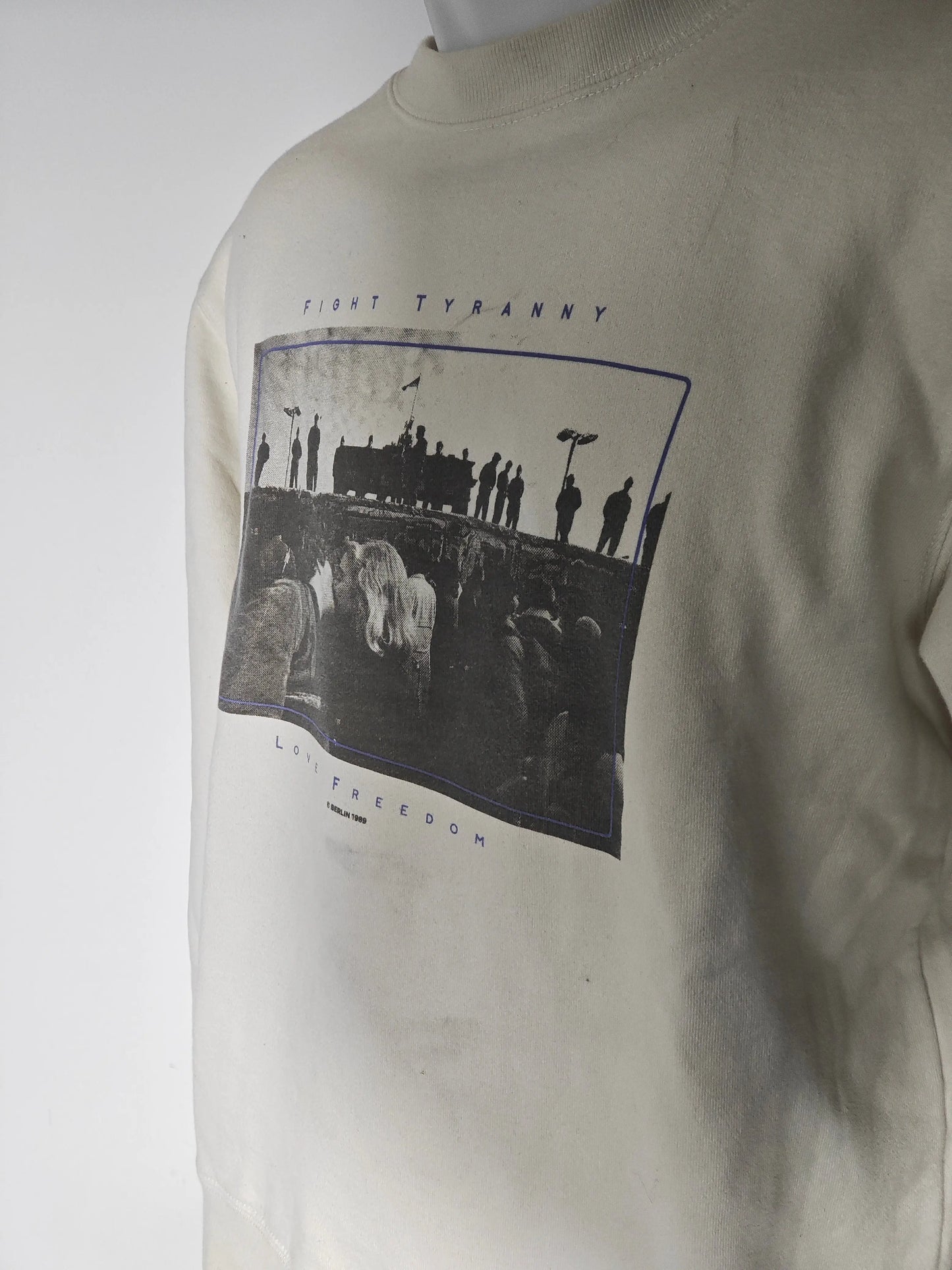 Sweat blanc cassé à motif imprimé de Brandy Melville, avec l'inscription «Fight Tyranny / Love Freedom».
