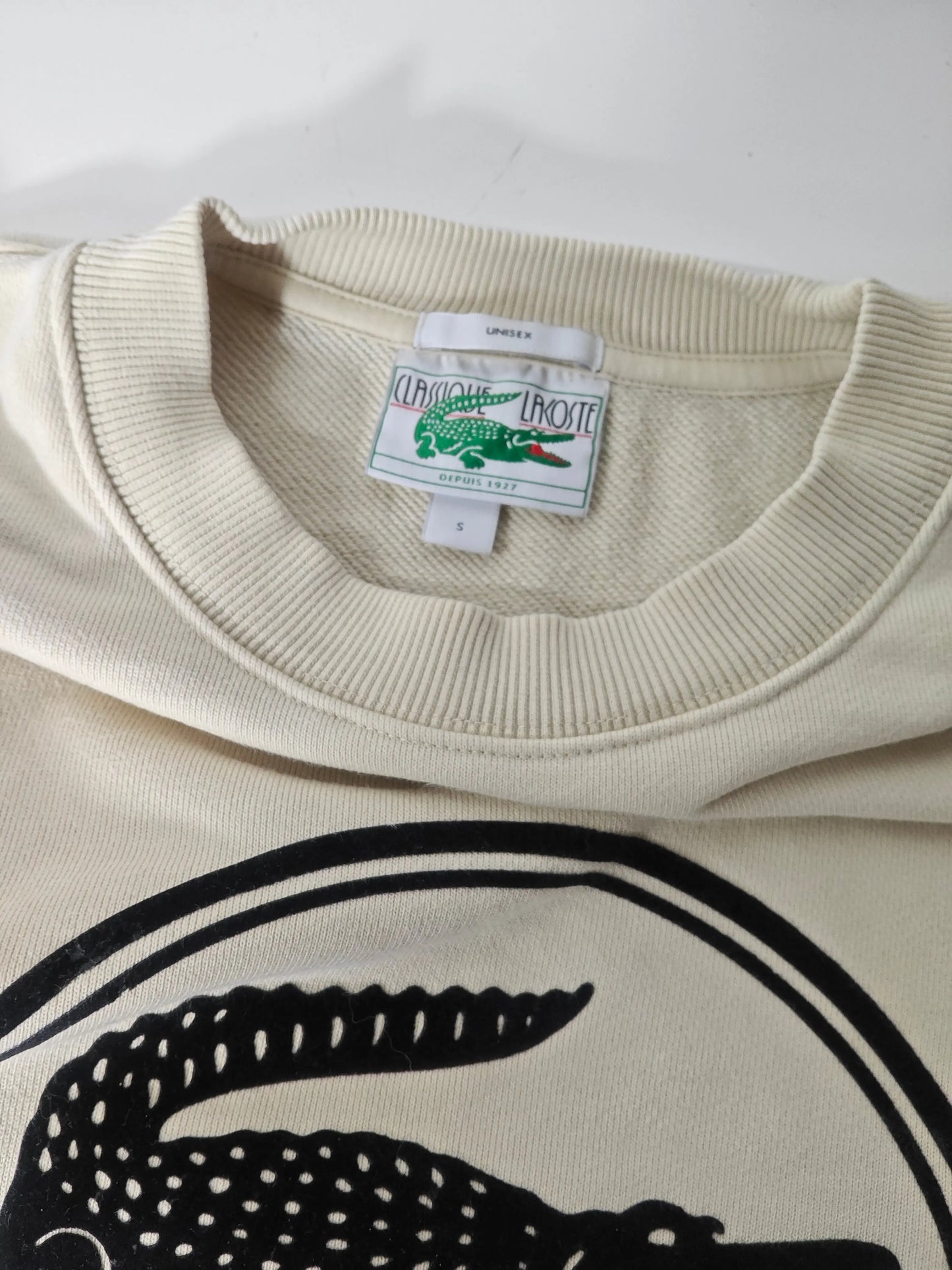 Sweat unisexe beige de Lacoste Classique, avec grand logo crocodile noir imprimé.