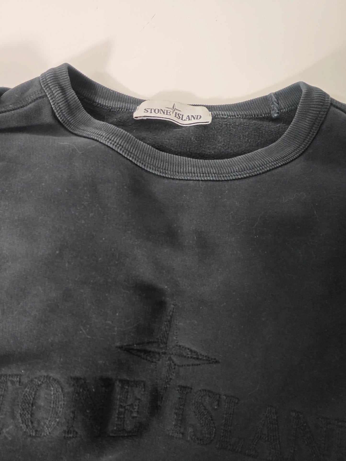 Sweat noir de Stone Island brodé ton-sur-ton avec logo compass rose et col rond côtelé.