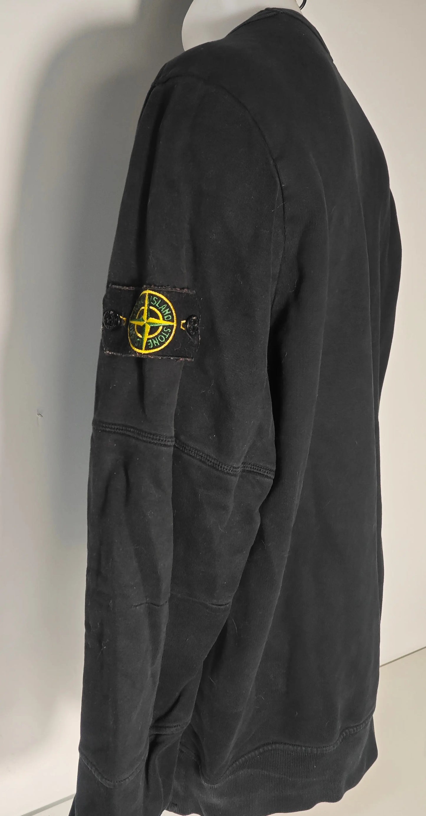 Sweat noir de Stone Island avec écusson distinctif sur la manche