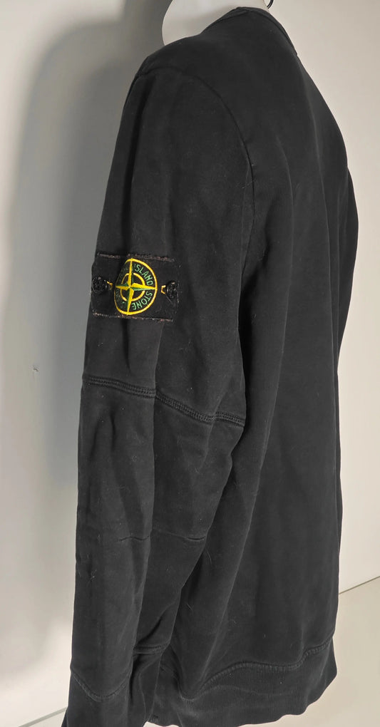 Sweat noir de Stone Island avec écusson distinctif sur la manche