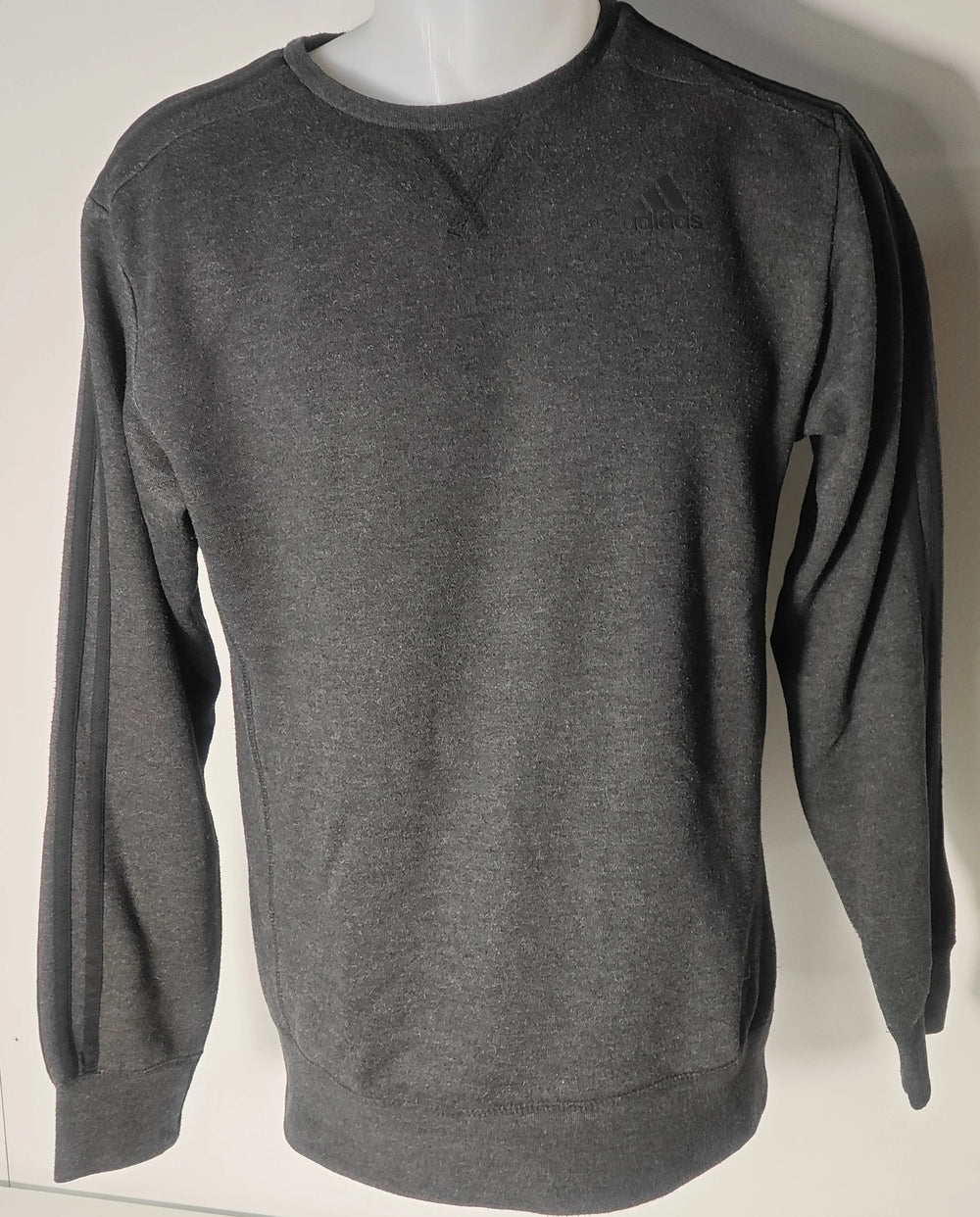 Sweat gris de sport, Adidas Sport Essentials, de la marque Adidas, avec manches longues à rayures.
