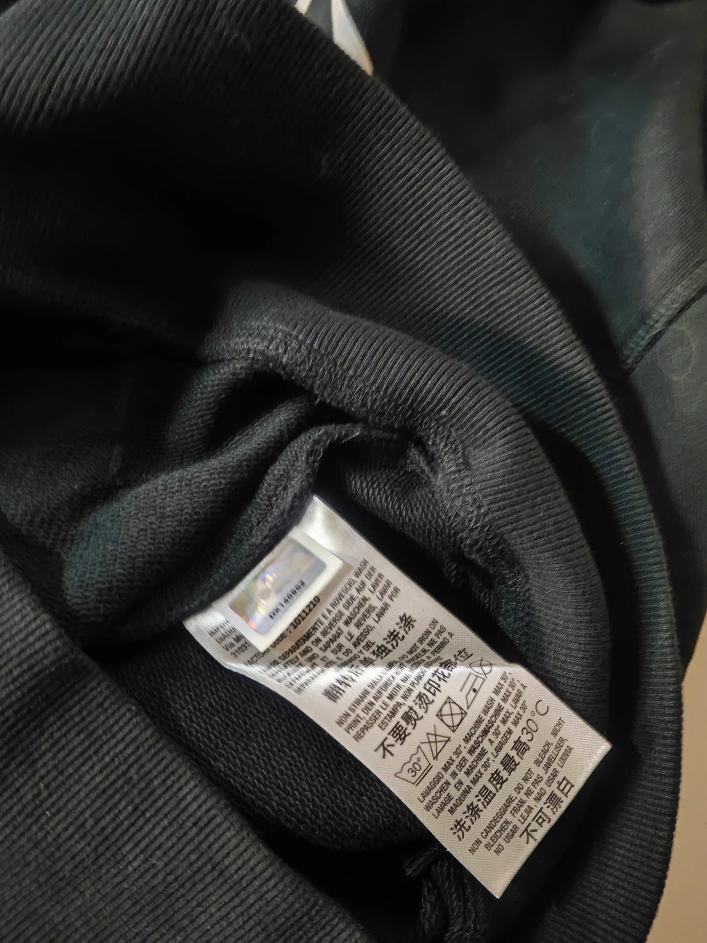 Sweat à capuche noir neuf, taille S, de Diadora, avec étiquette d'entretien visible.