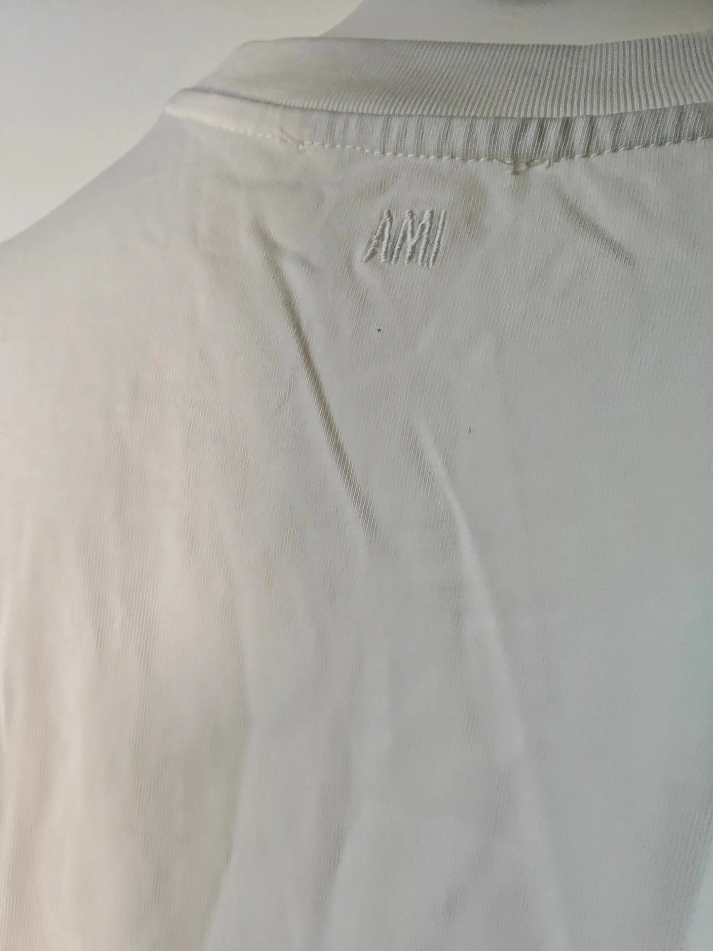 T-shirt blanc en coton par AMI, avec petit logo ton sur ton brodé sur le dos.