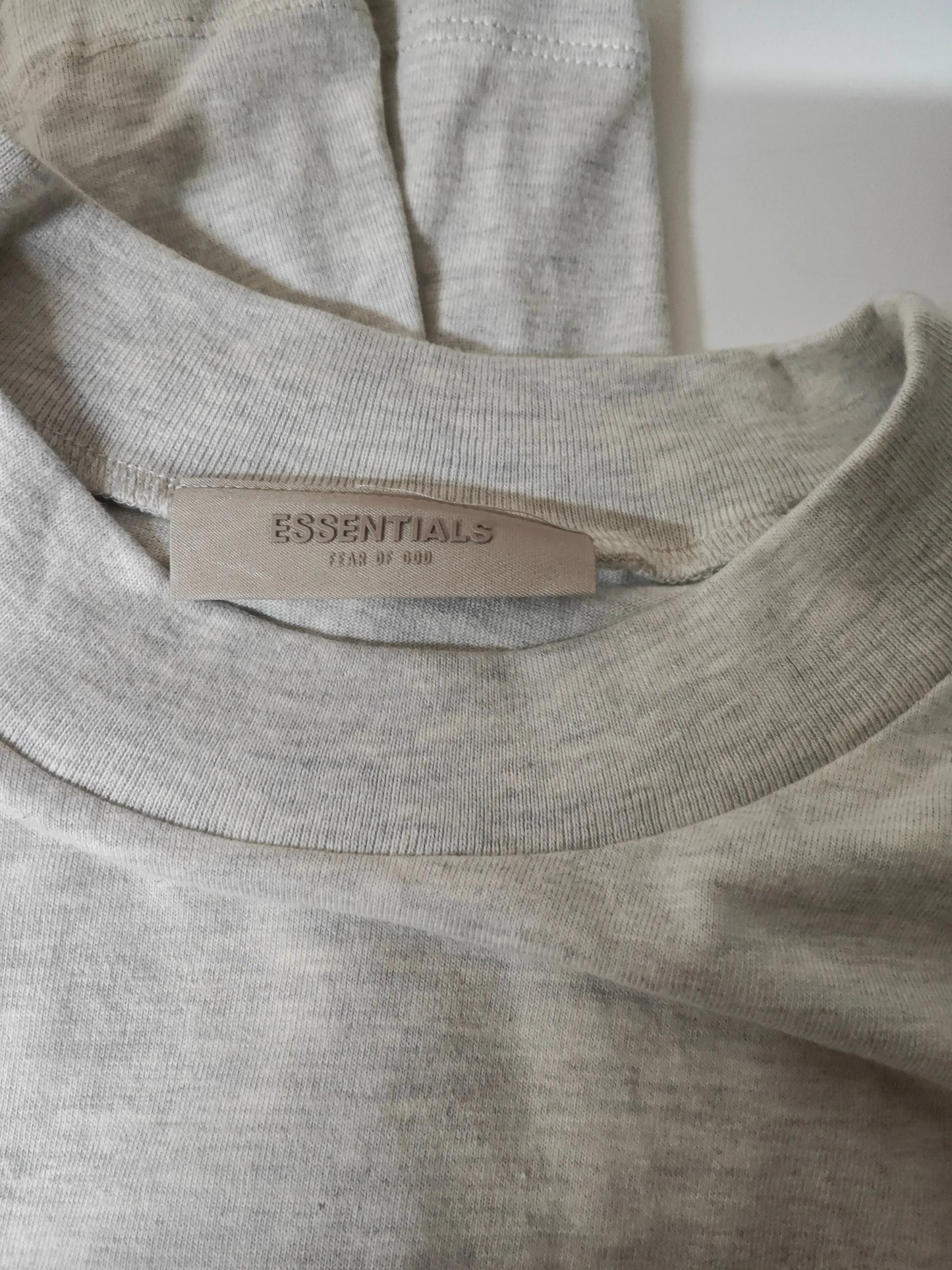 T-shirt beige chiné de Essentials Fear of God avec étiquette ESSENTIALS sur le col