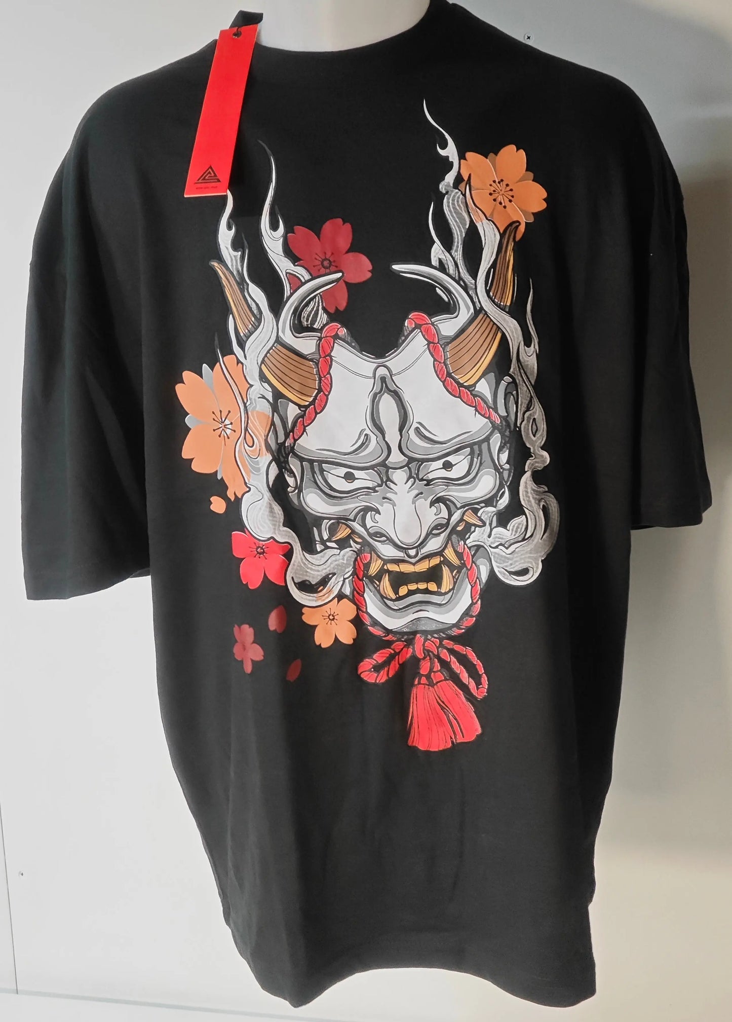 T-shirt noir Art of the Streets avec un masque japonais et des fleurs.