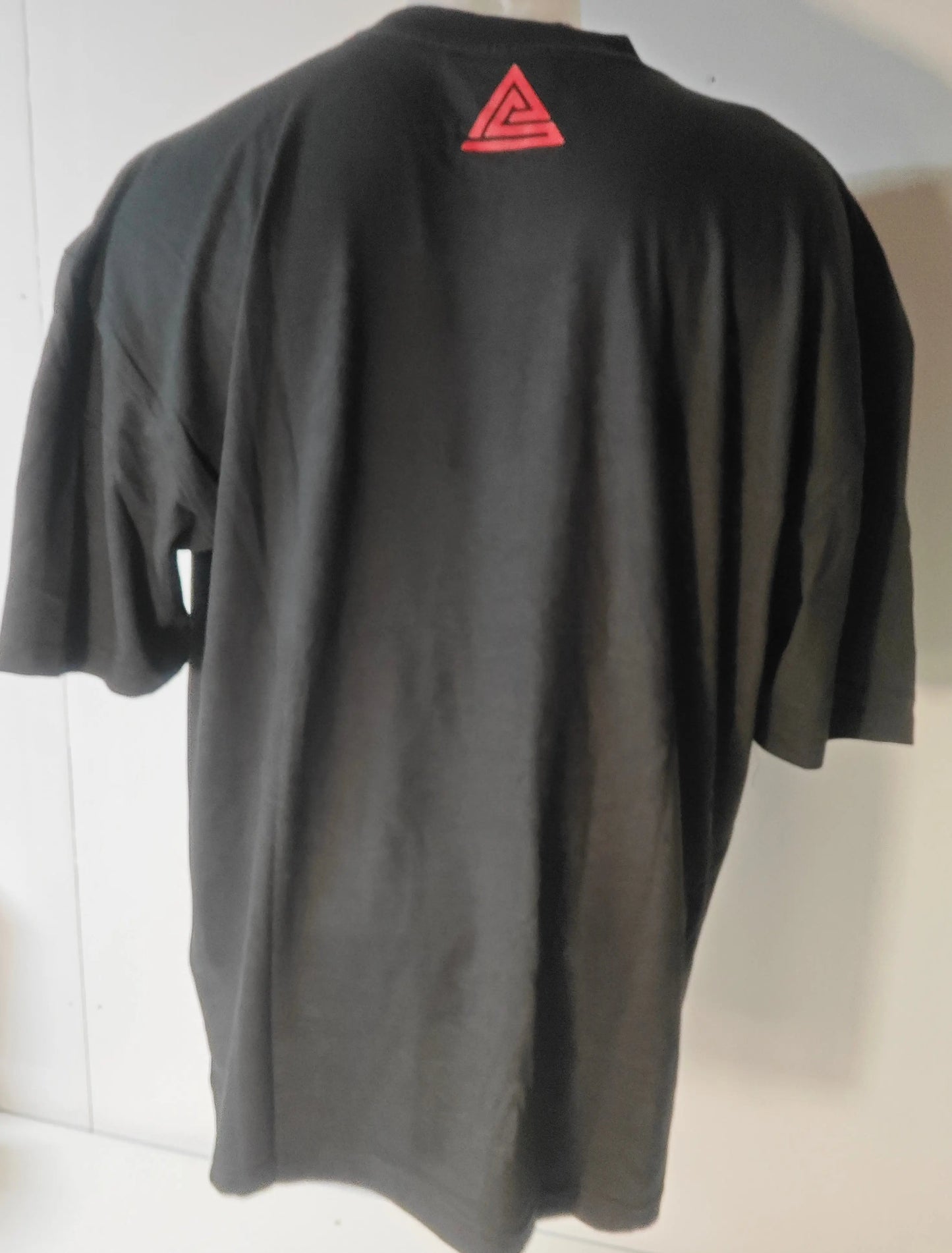 T-shirt noir Art of the Streets, avec un motif de triangle rouge sur le cou