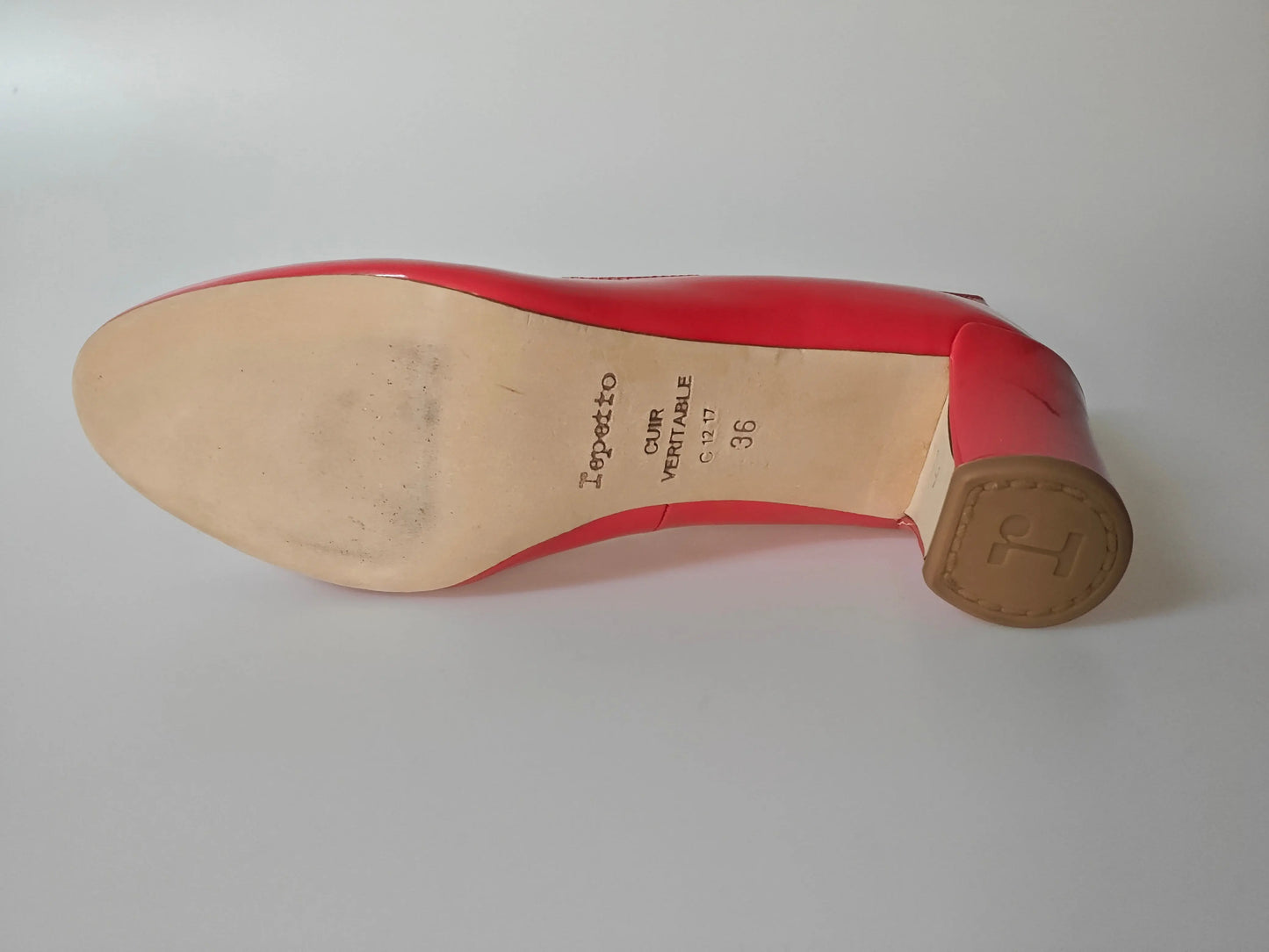 Escarpin rouge verni, modèle Baby Jane de Repetto, avec un talon bloc en cuir clair et une semelle beige.