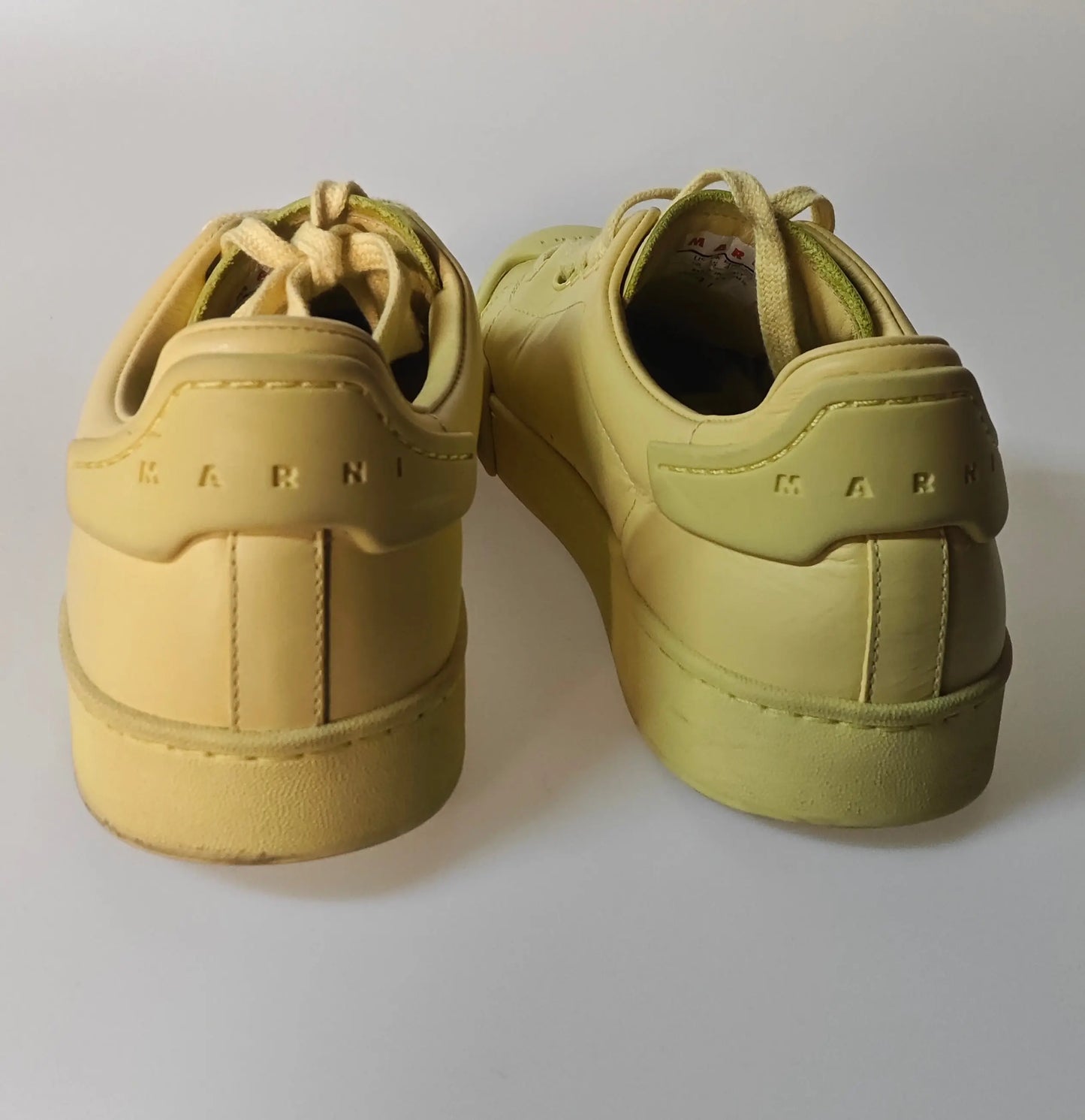 Baskets jaunes de Marni, vue arrière avec lacets assortis, fabriquées en Italie, taille 41 EU, de seconde main.