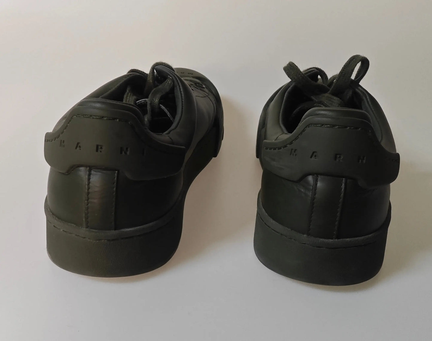 Baskets vert kaki de Marni, vue arrière avec le logo de la marque sur la languette.