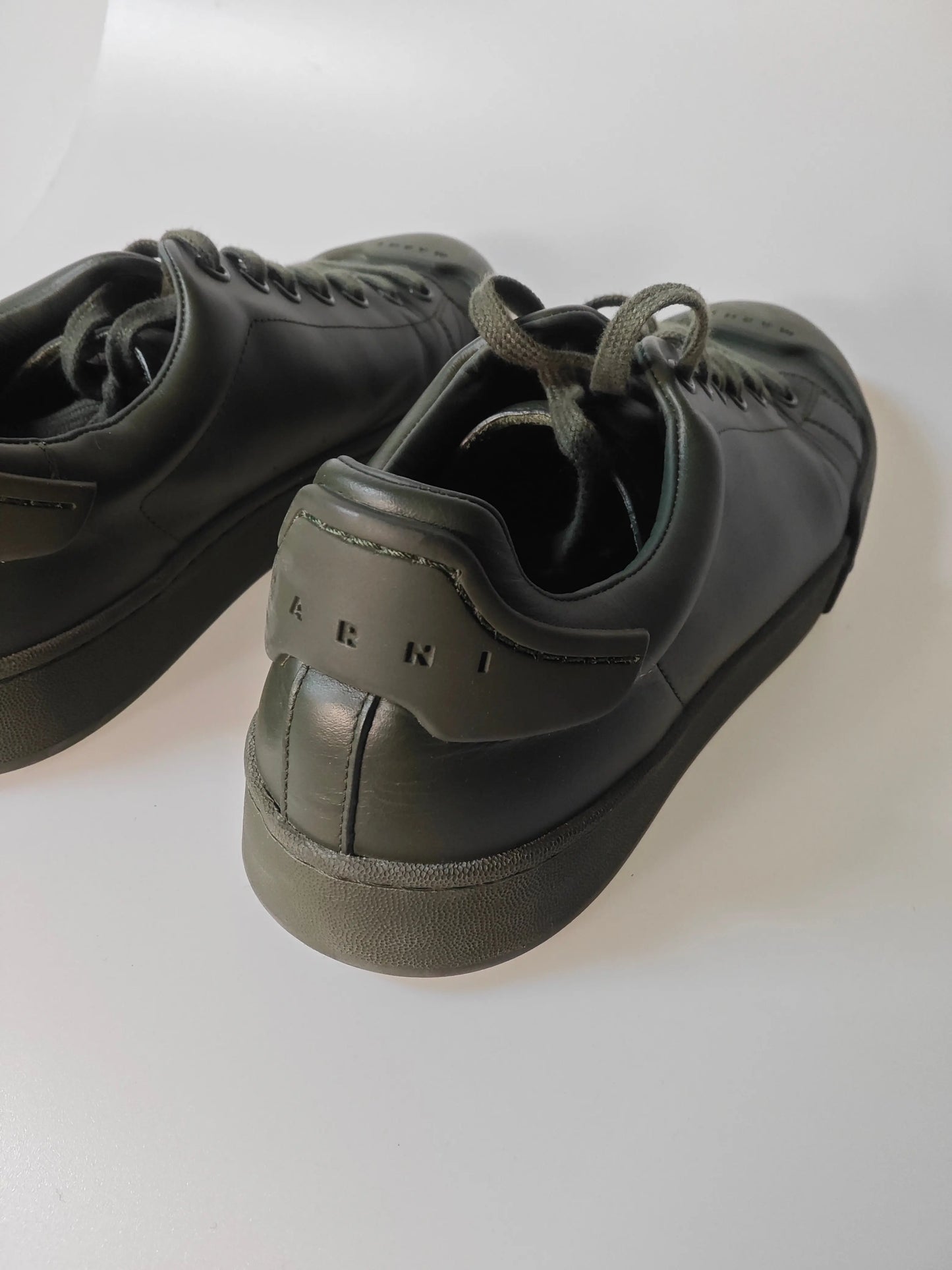 Baskets basses kaki de Marni, avec lacets assortis et détails texturés.
