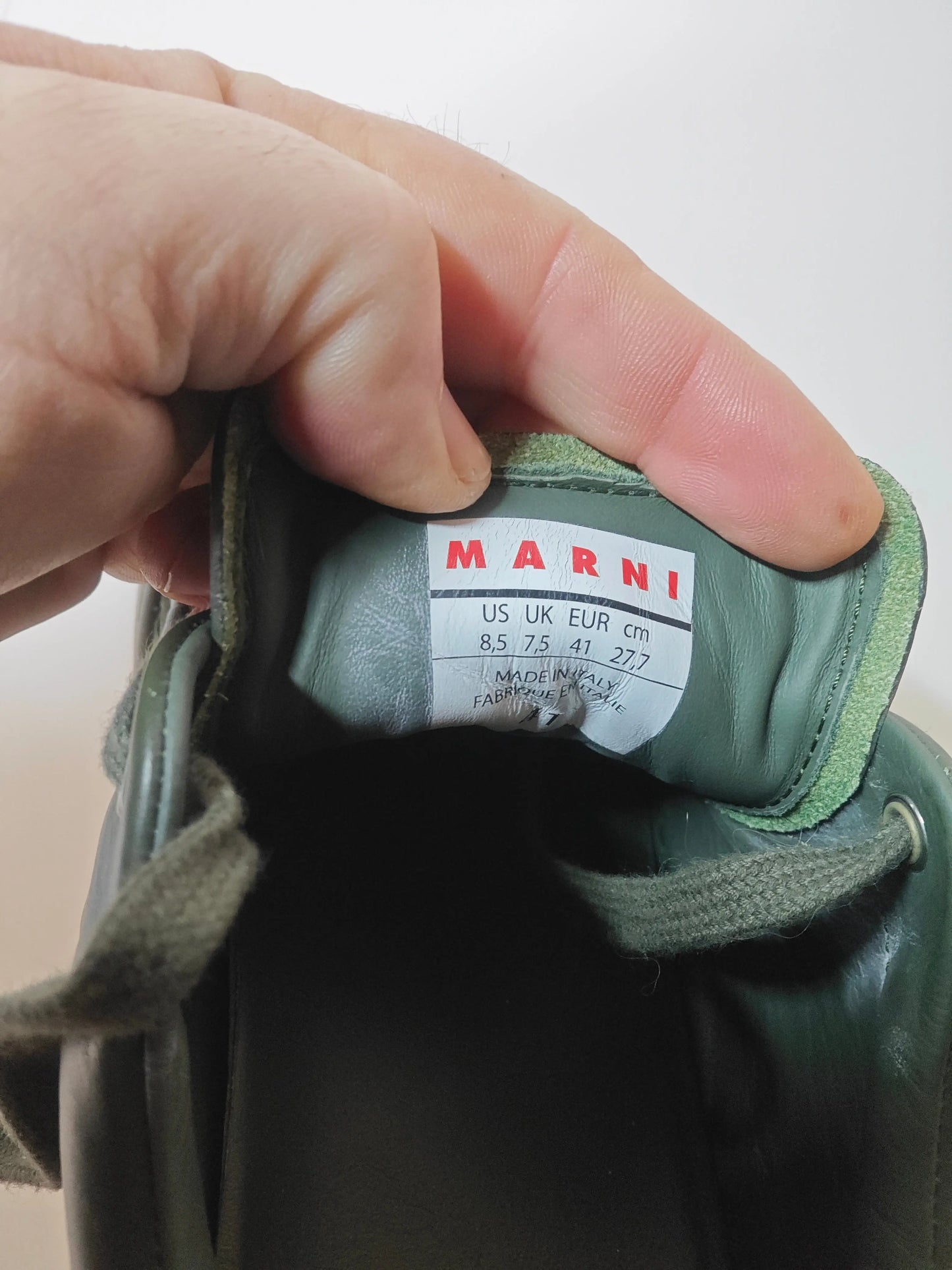 Baskets vert kaki de Marni, montrant l'étiquette de taille avec des lacets assortis.