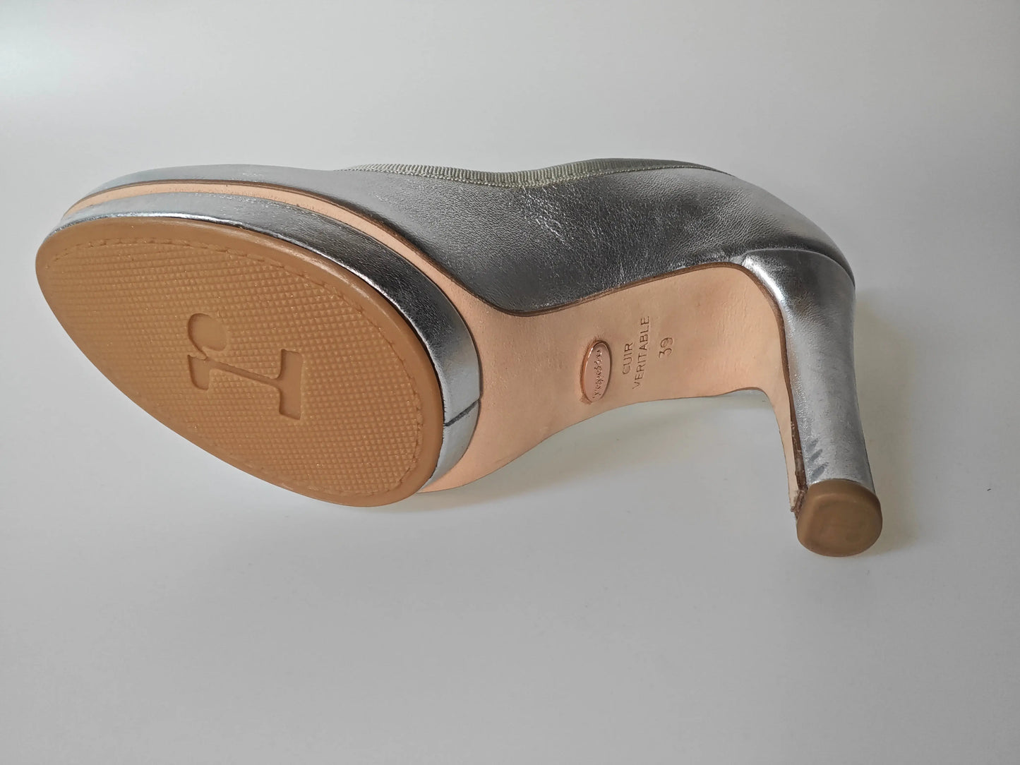 Escarpin argenté Repetto, semelle marron texturée avec logo en relief et inscription « cuir véritable » et taille 39.