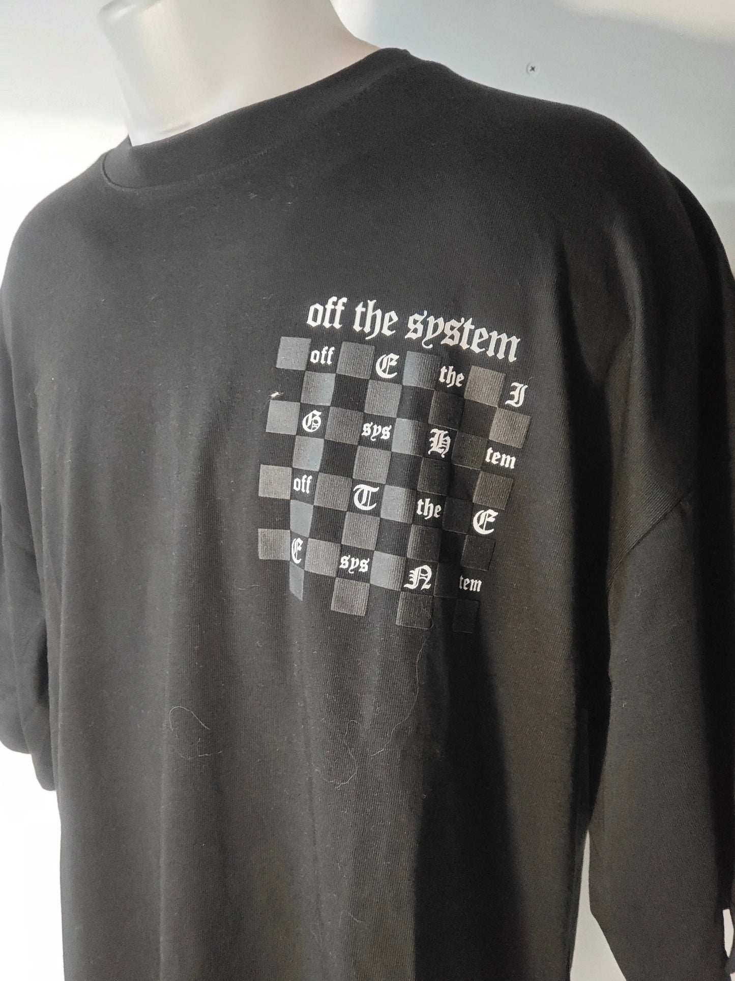 T-shirt noir taille L de Off The System avec un motif à carreaux et un lettrage graphique.