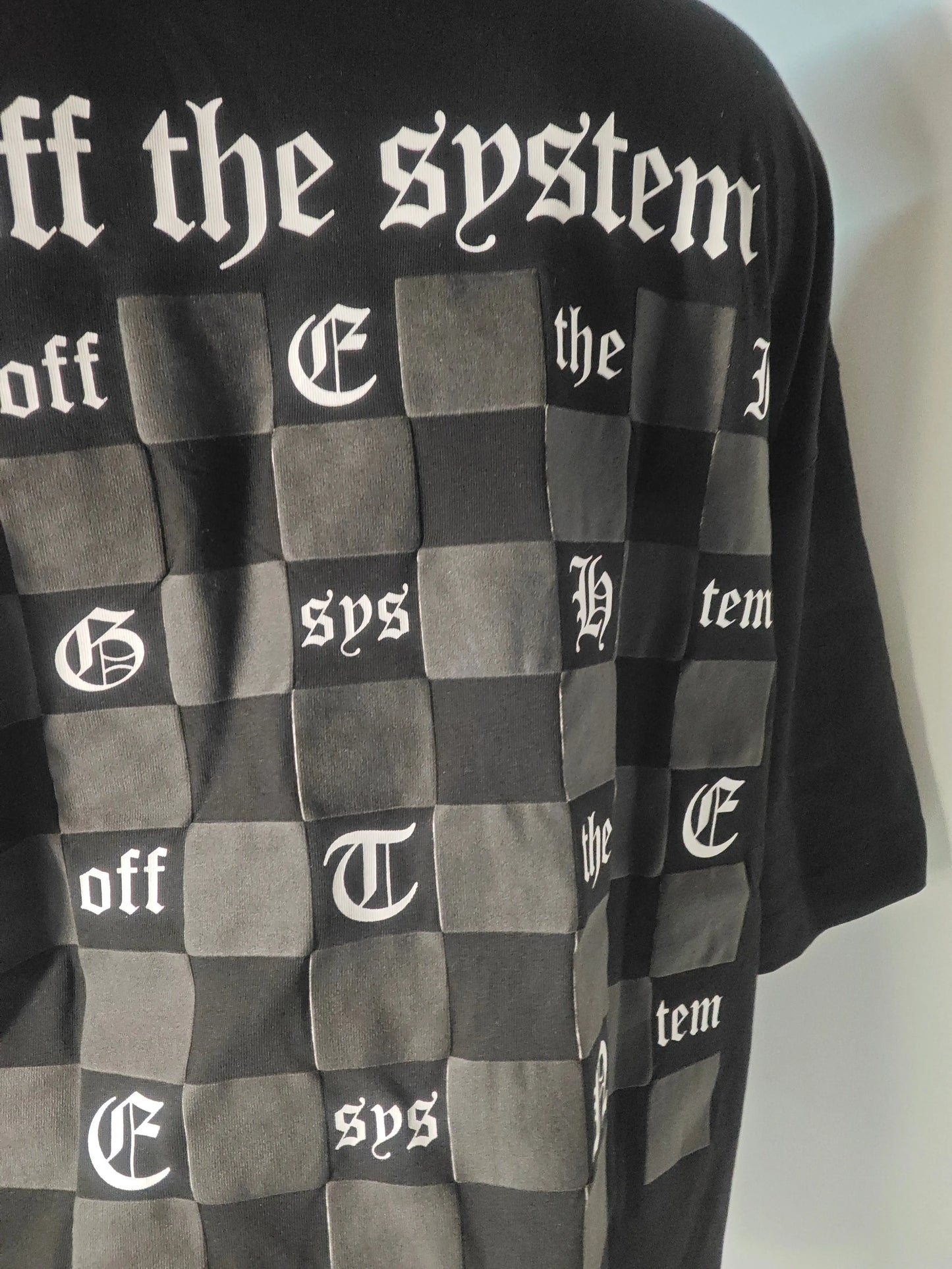 T-shirt Off-The system noir taille L par Off The System, motif à damier avec lettrage gothique blanc.