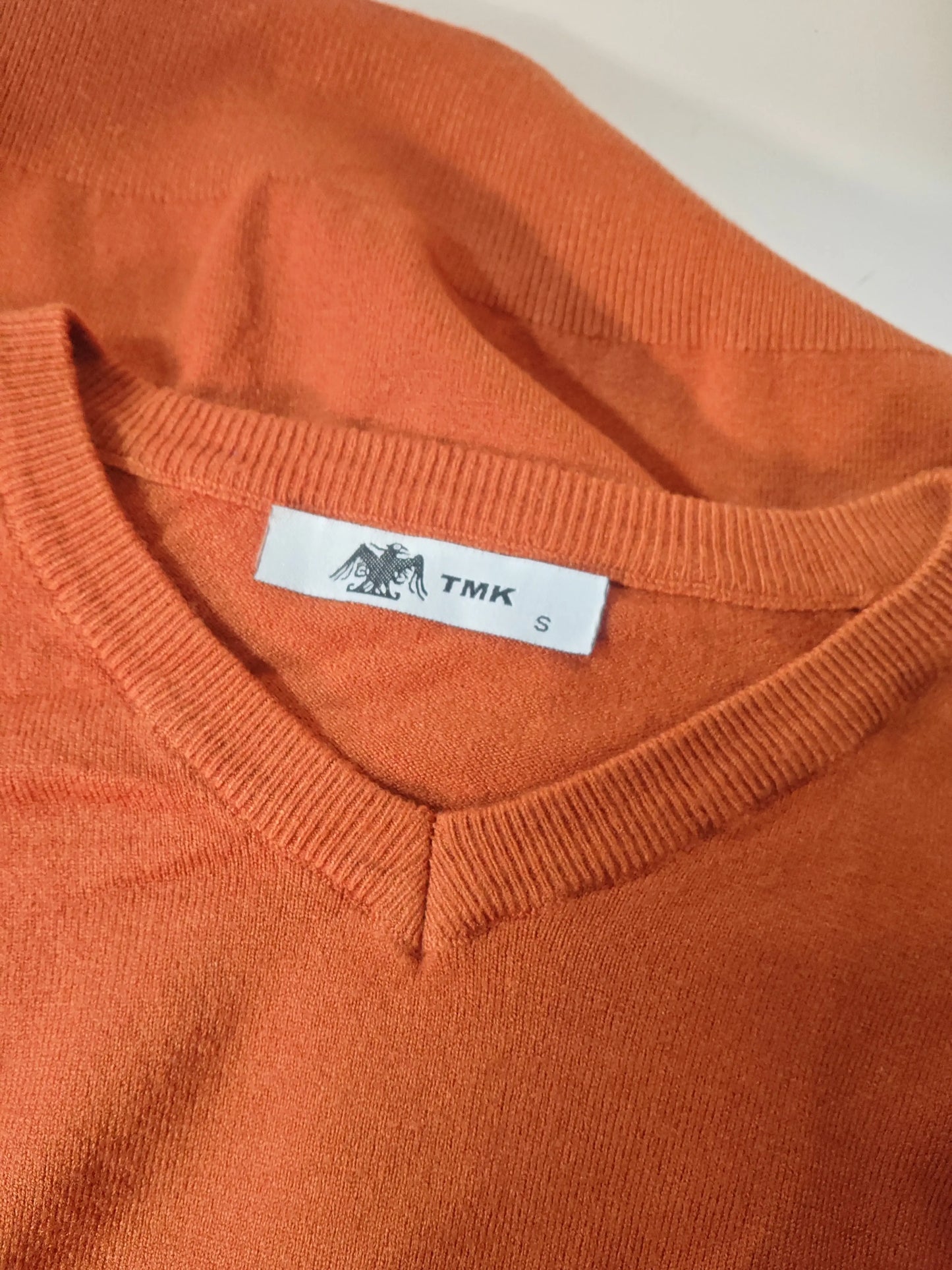Pull col V orange très doux de Upstyle Destock, avec une étiquette de taille S.