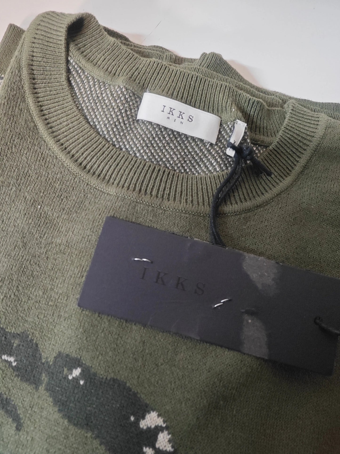 Pull camouflage en maille, de IKKS, avec étiquette noire et col rond côtelé.