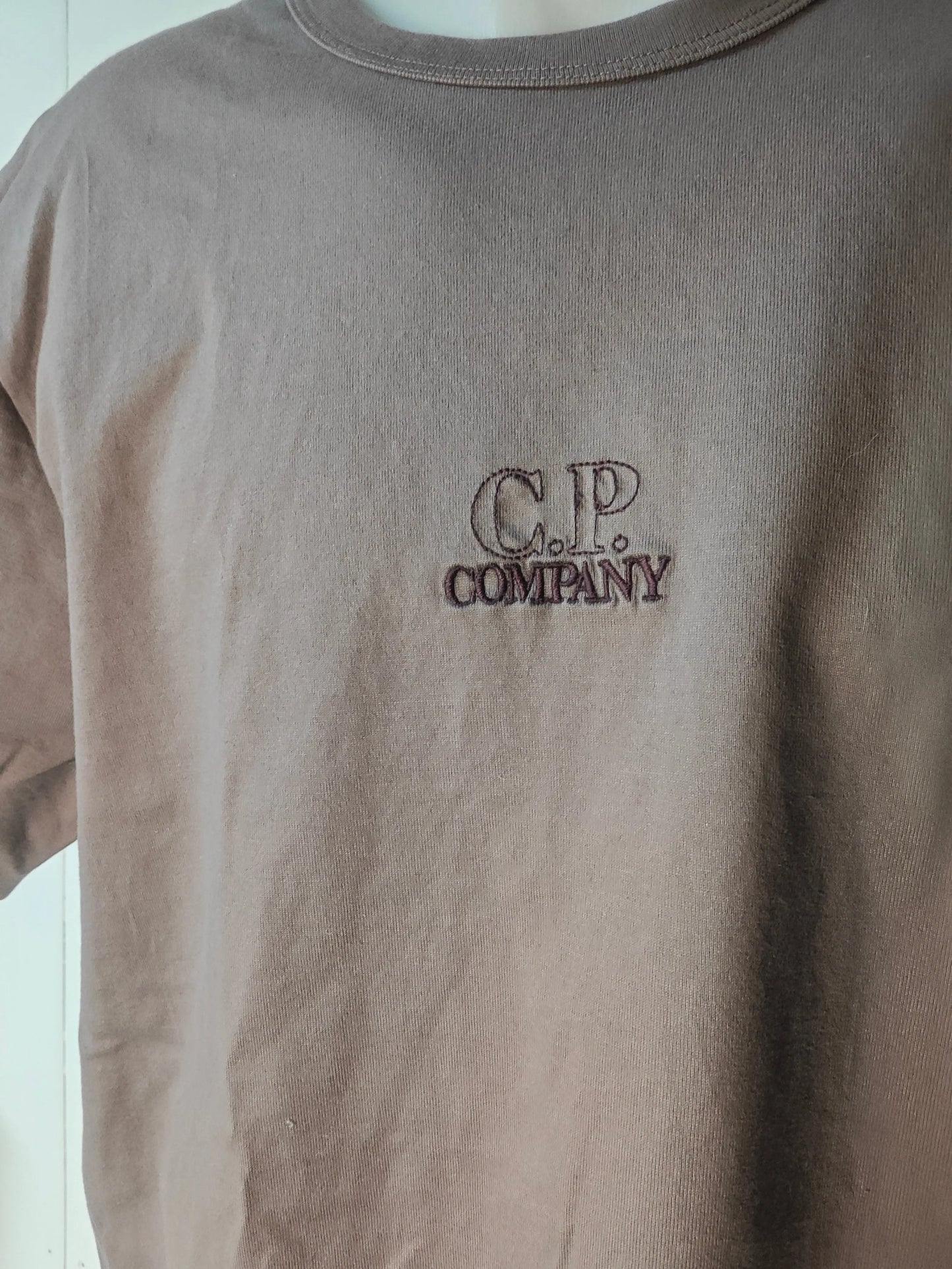 T-shirt marron en coton de C.P. Company avec logo brodé sur le devant.