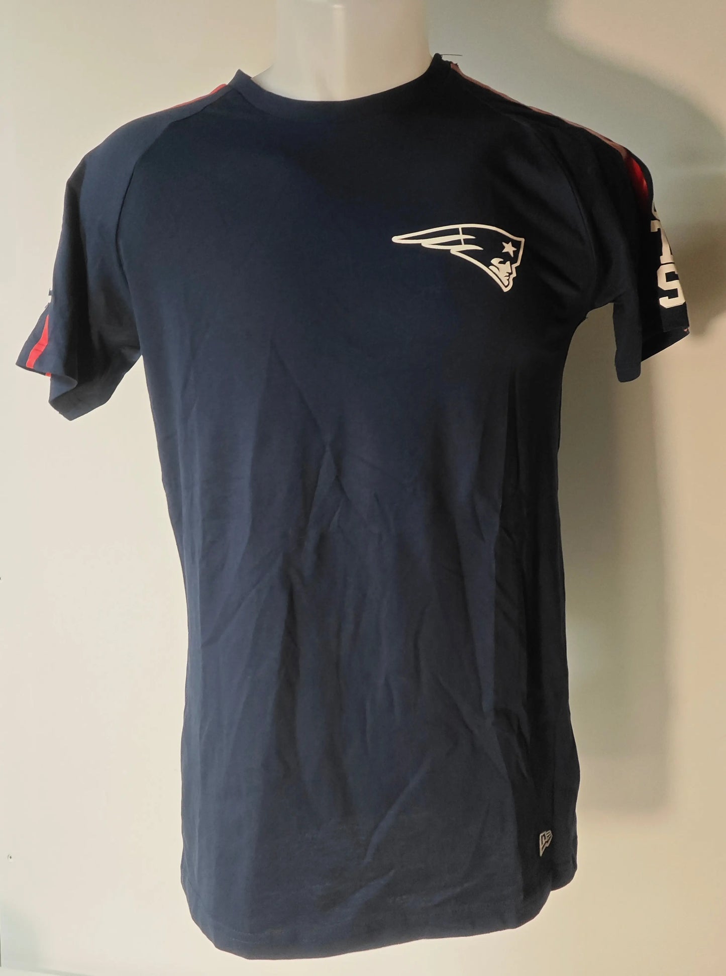 T-shirt NFL bleu marine, New England Patriots, de New Era, avec logo sur la poitrine et détails rayés sur les manches.