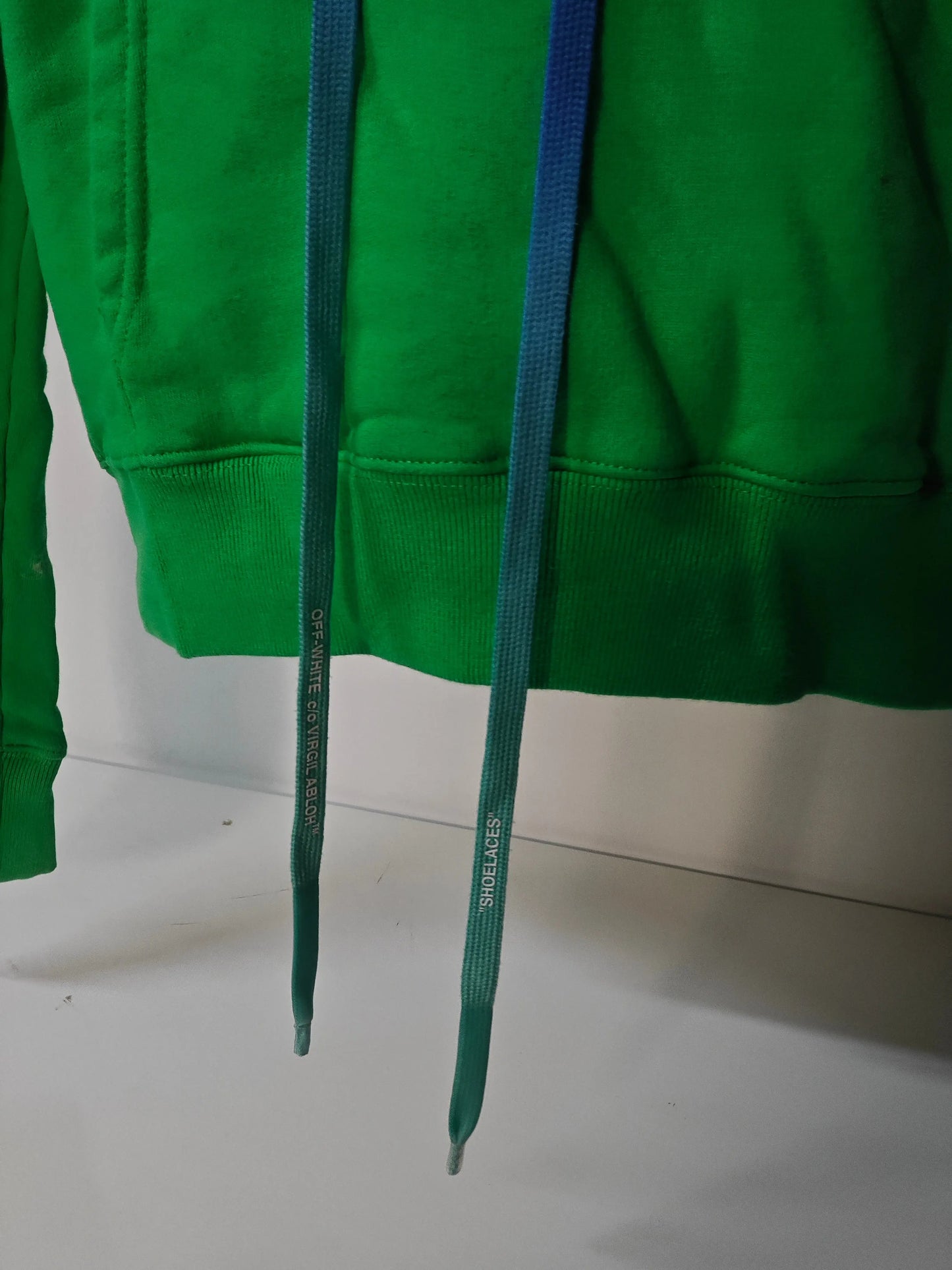 Sweat à capuche vert par Off-White, avec cordons de serrage dégradés et inscriptions contrastées.