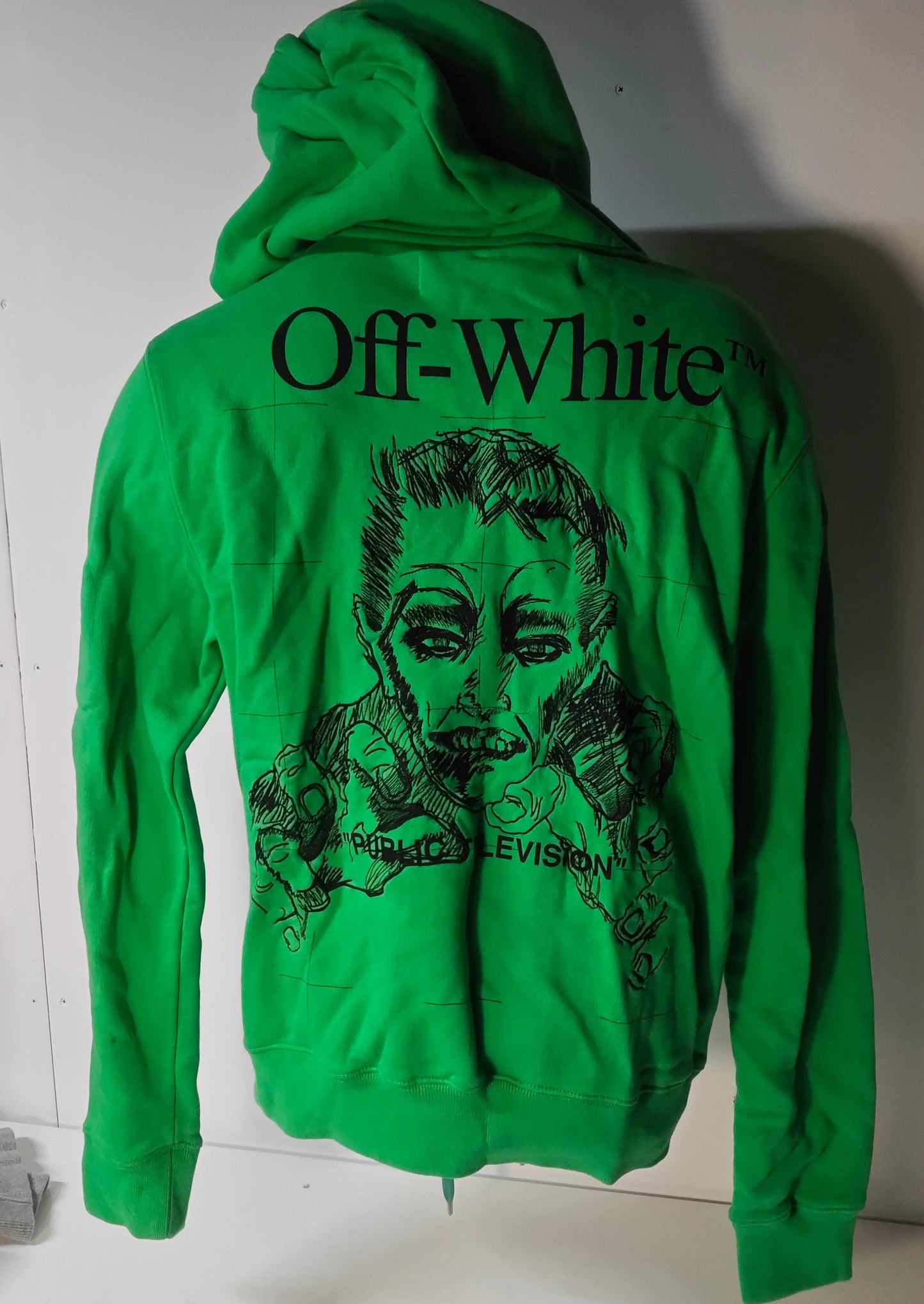 Sweat à capuche vert de Off-White, avec illustration graphique sur le dos et le logo de la marque.