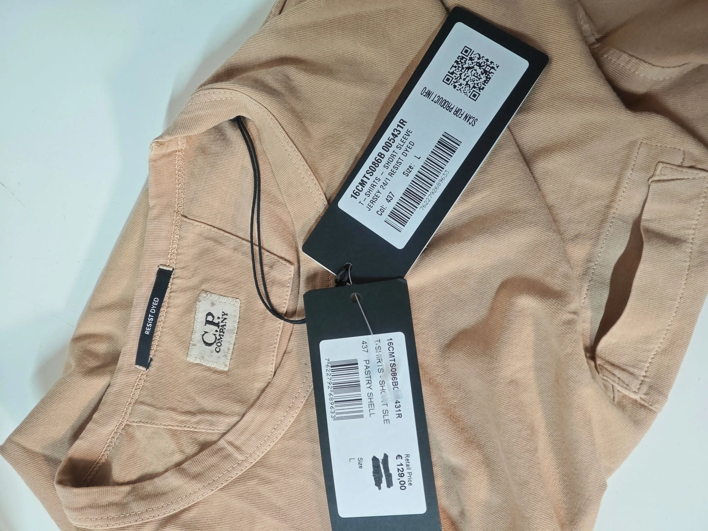 T-shirt beige "Pastry Shell" de C.P. Company, avec étiquettes attachées indiquant la taille et le prix.