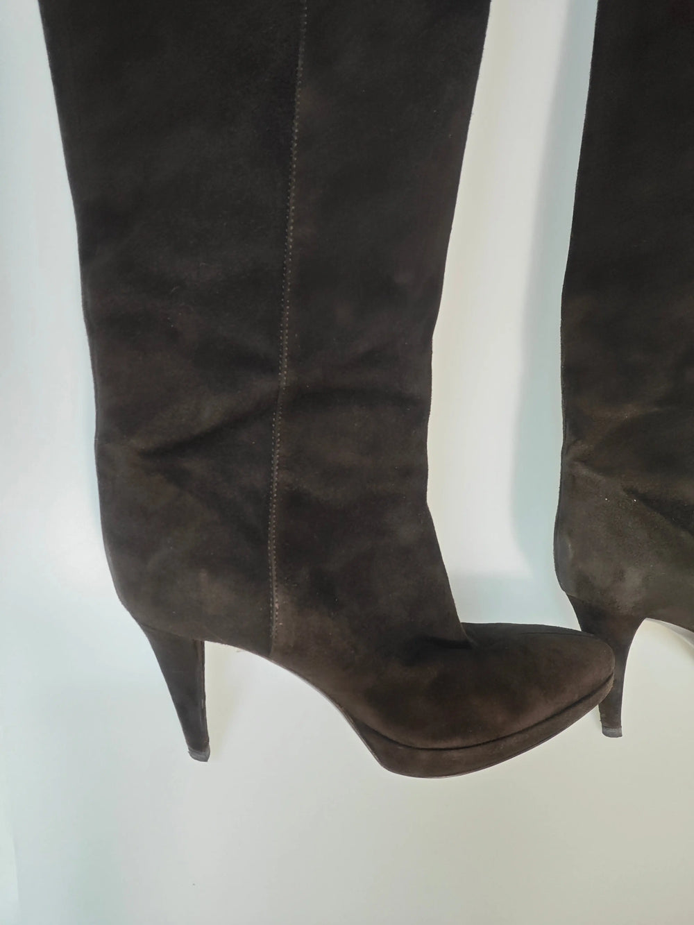 Bottes hautes en daim marron de Sergio Rossi, avec talons aiguilles et en seconde main.