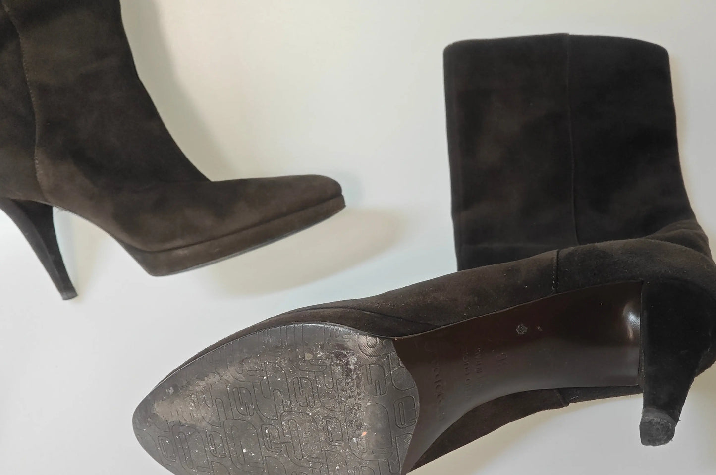 Bottes hautes en daim marron de Sergio Rossi, avec talons aiguilles et semelle usée, taille 36.