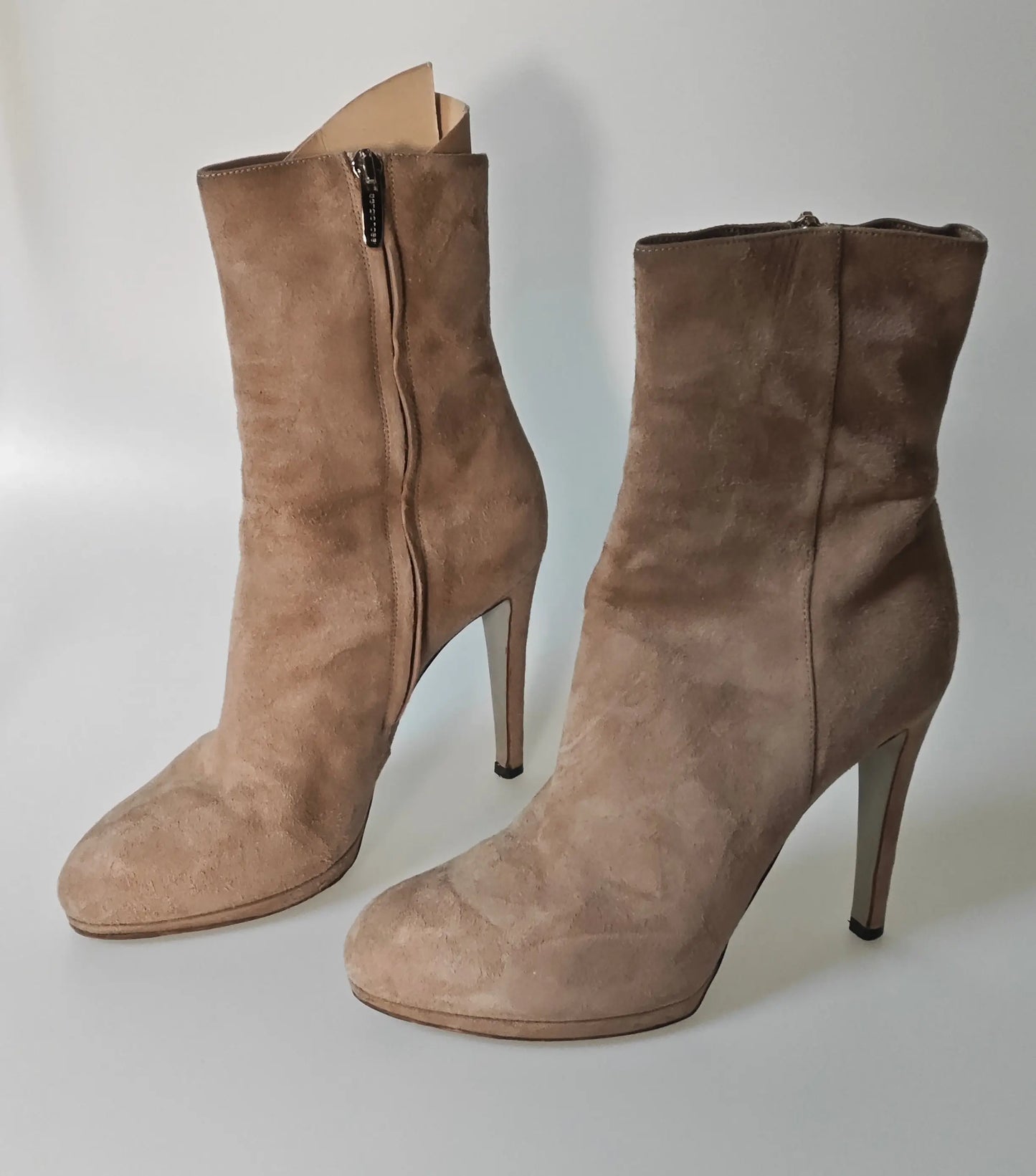 Bottines en daim beige de Sergio Rossi avec fermeture éclair latérale et talon aiguille fin.
