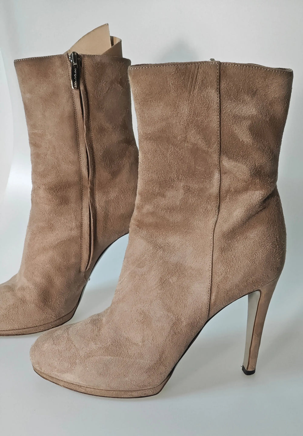 Bottines en daim beige Sergio Rossi en très bon état, avec fermeture éclair latérale.