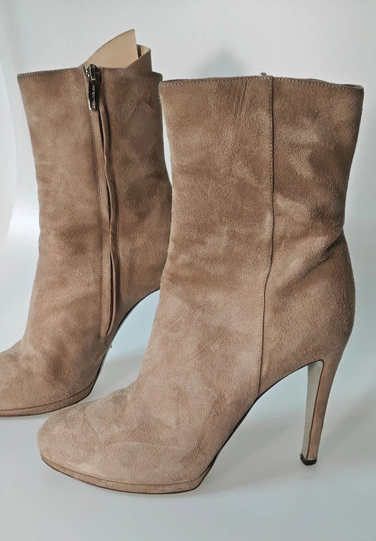 Bottines en daim beige Sergio Rossi en très bon état, avec fermeture éclair latérale.
