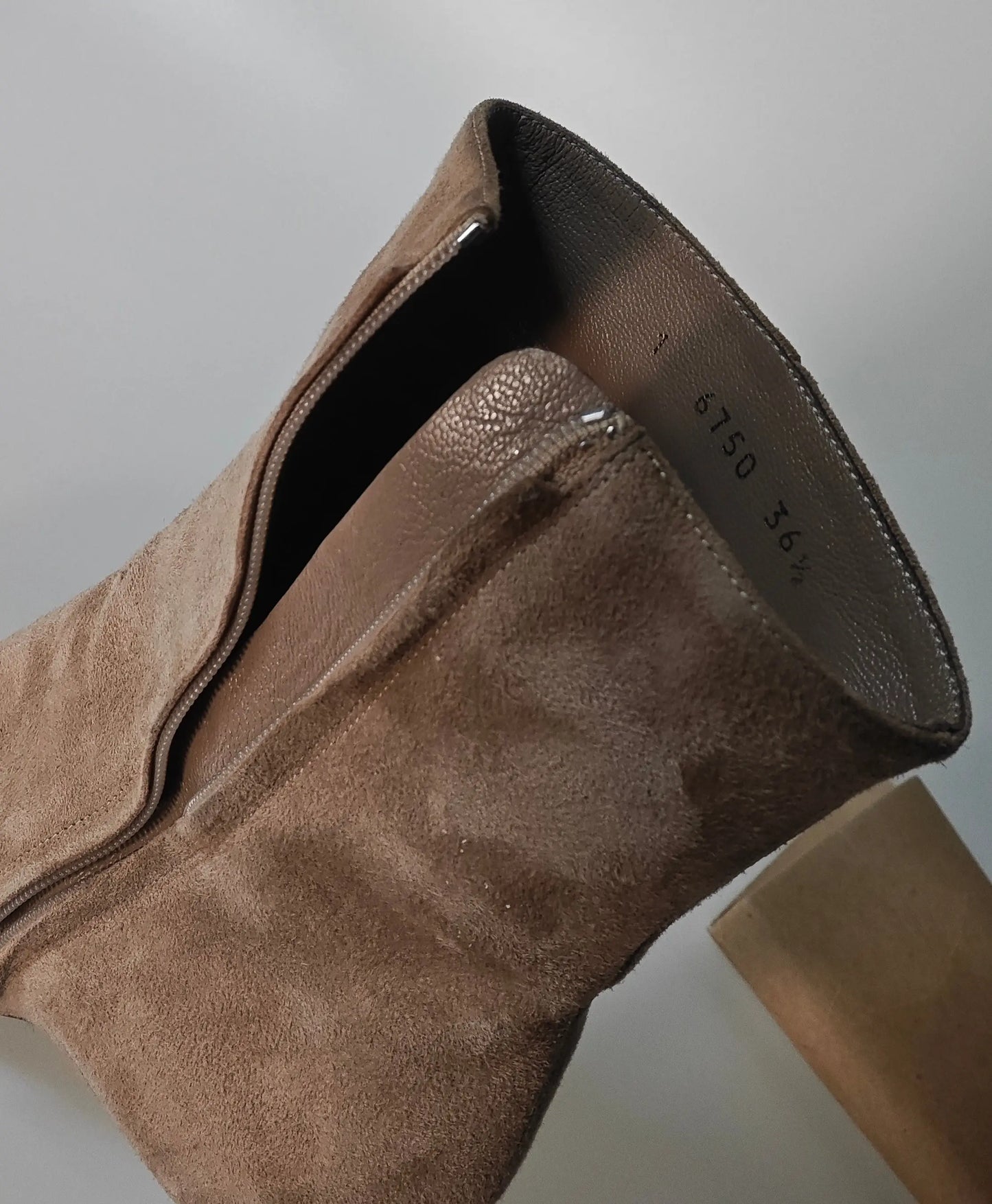 Bottines en daim marron Sergio Rossi en excellent état, avec fermeture éclair latérale et intérieur en cuir.