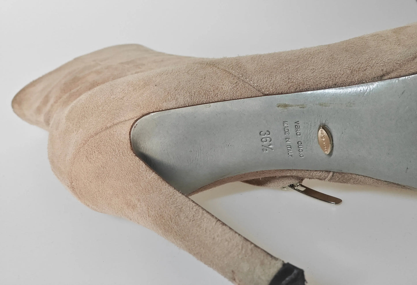 Bottines en daim beige par Sergio Rossi, semelle en cuir avec la pointure, talon aiguille.