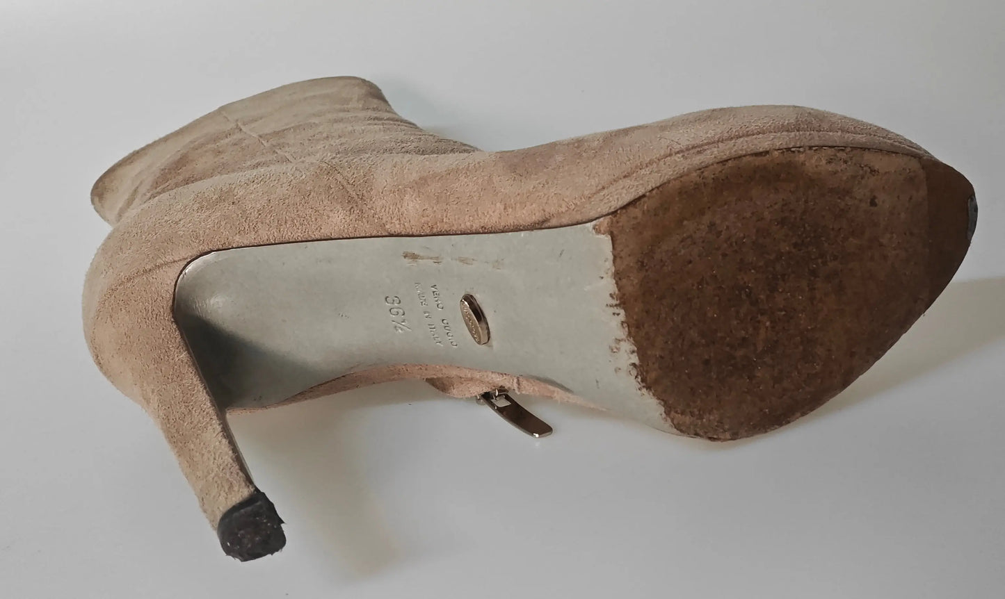 Bottines à talons hauts en daim beige, de Sergio Rossi, avec fermeture éclair et semelles usées.